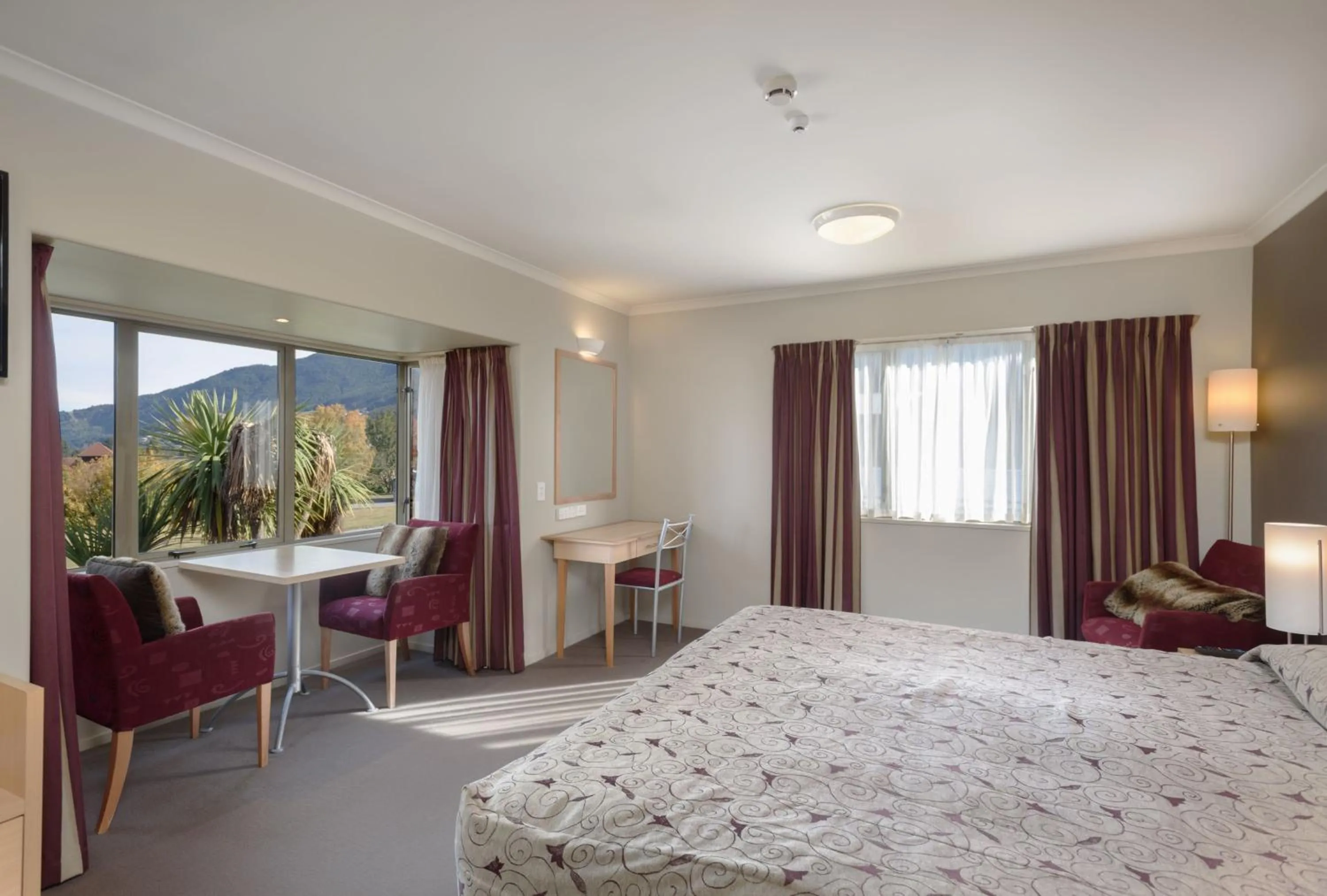 Photo of the whole room, Bed in Queenstown Motel Apartments