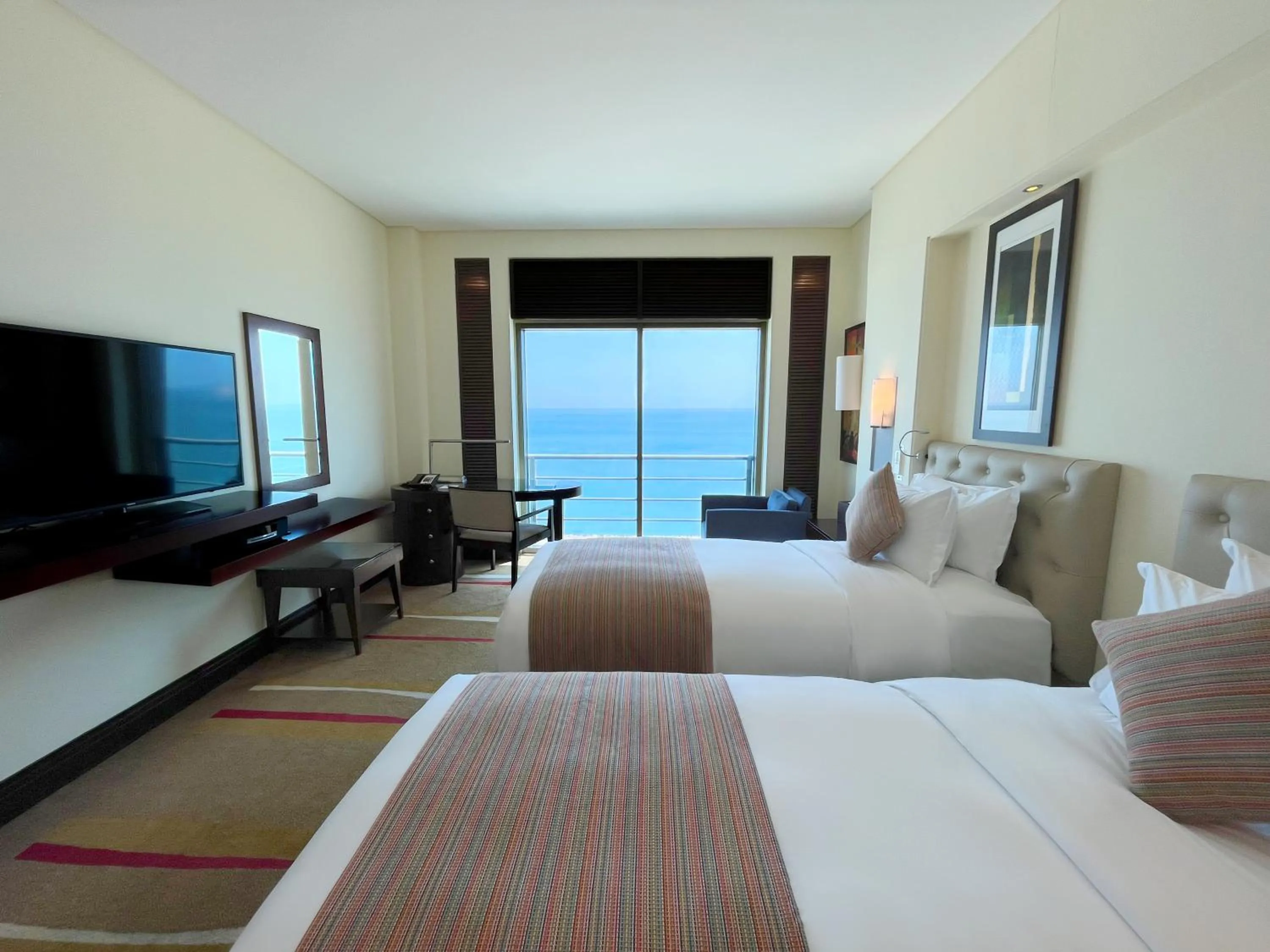 Communal lounge/ TV room, Bed in Sofitel Al Khobar The Corniche