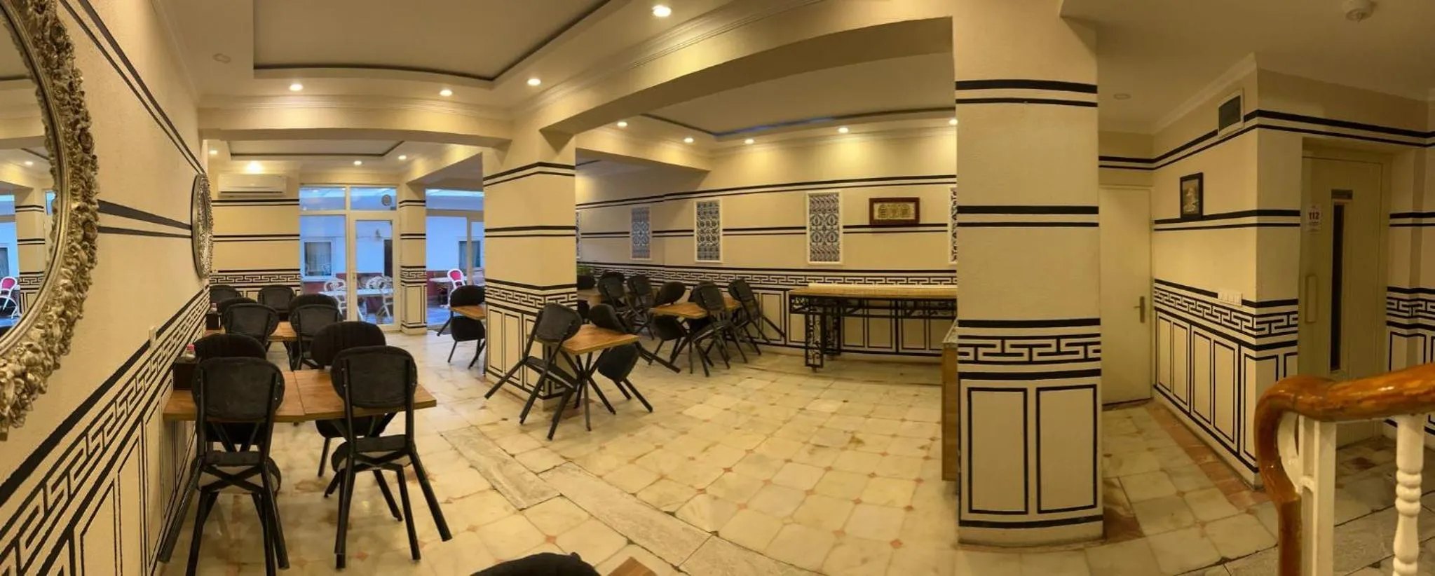 Restaurant/places to eat in Divas Hotel