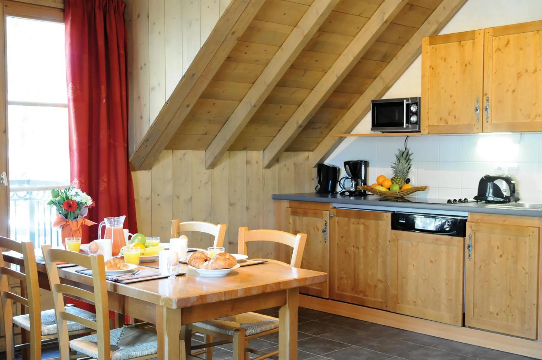 Kitchen or kitchenette in Lagrange Vacances Les Arolles