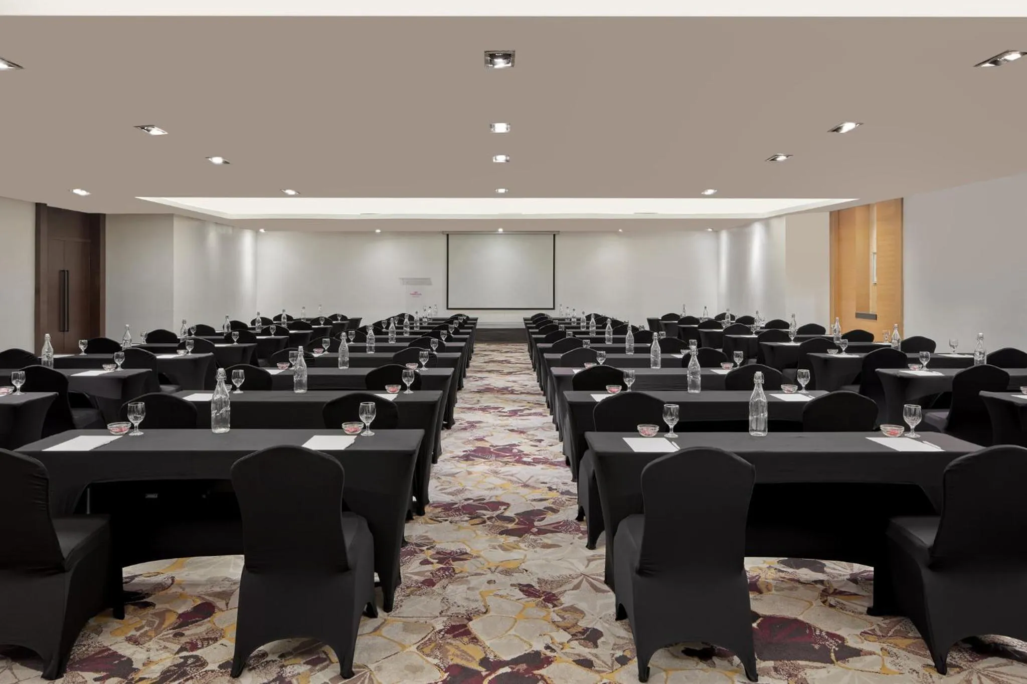 Meeting/conference room in Crowne Plaza Manila Galleria by IHG