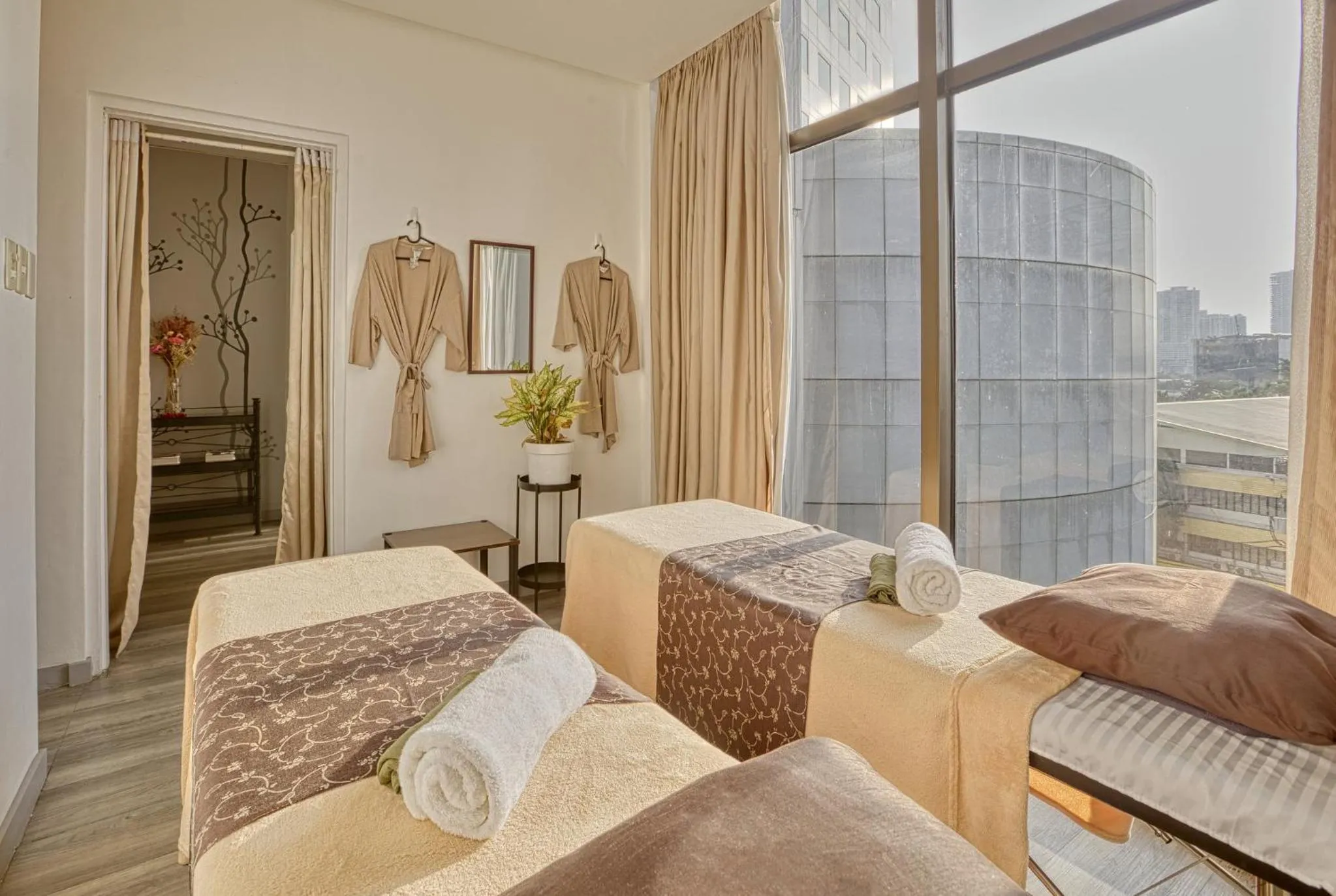 Spa and wellness centre/facilities, Bed in Crowne Plaza Manila Galleria by IHG