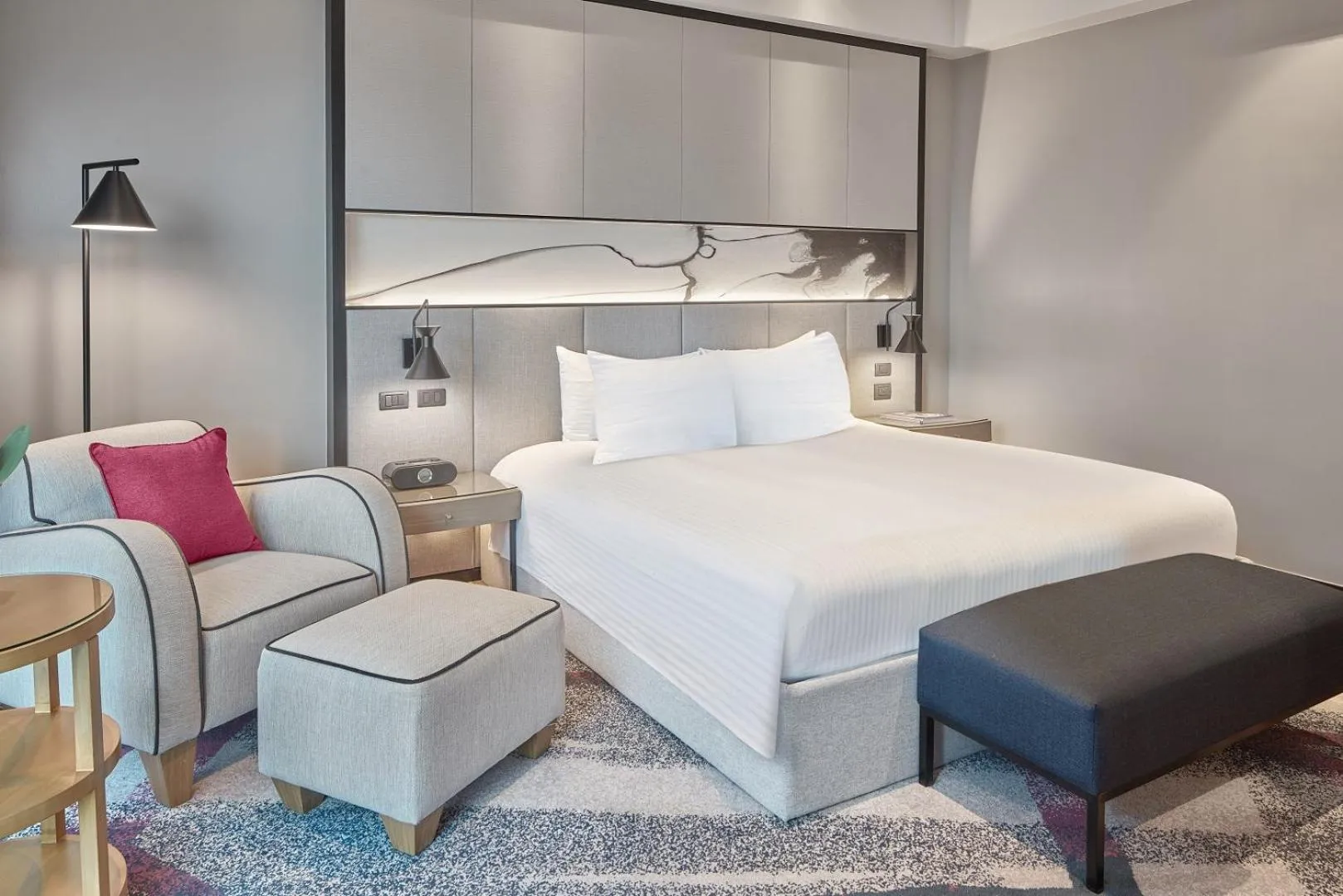 Bed in Crowne Plaza Manila Galleria by IHG