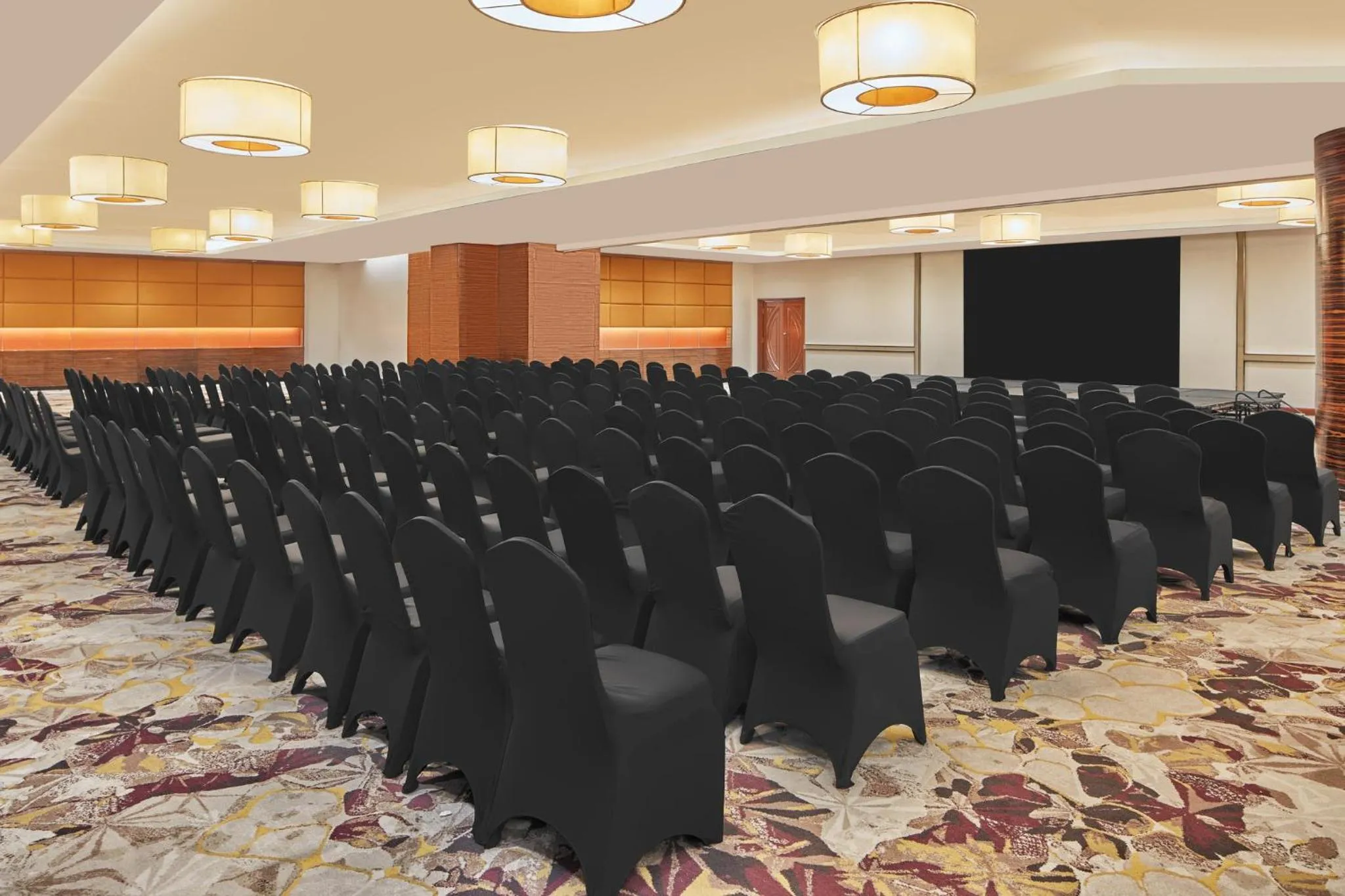 Meeting/conference room in Crowne Plaza Manila Galleria by IHG