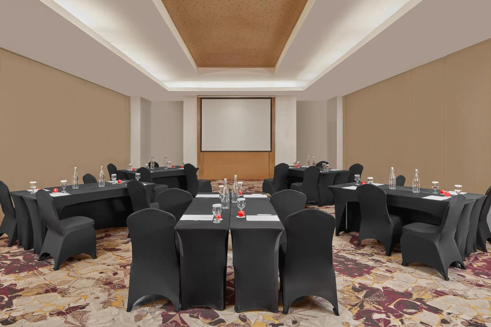 Meeting/conference room in Crowne Plaza Manila Galleria by IHG