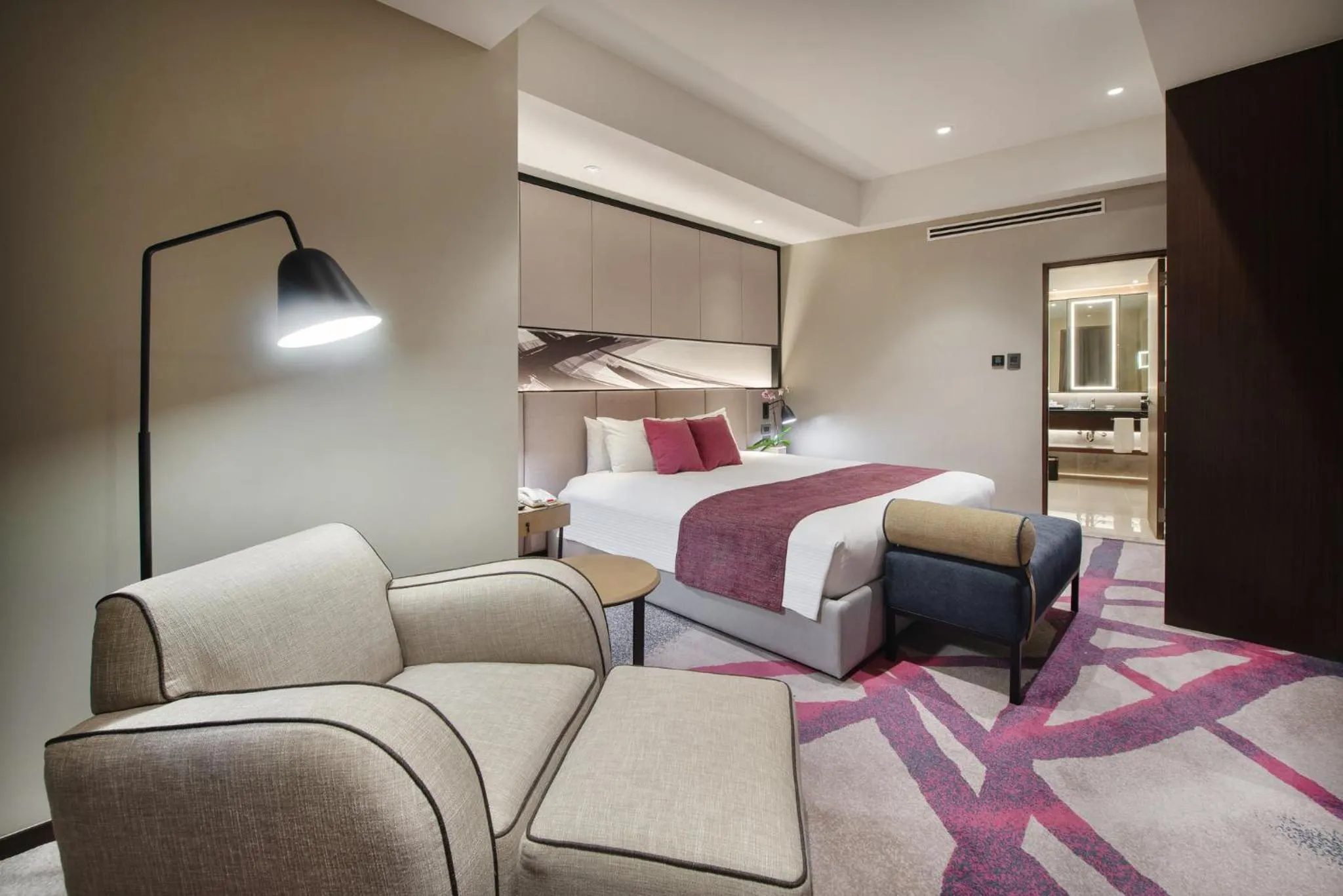 Photo of the whole room, Bed in Crowne Plaza Manila Galleria by IHG