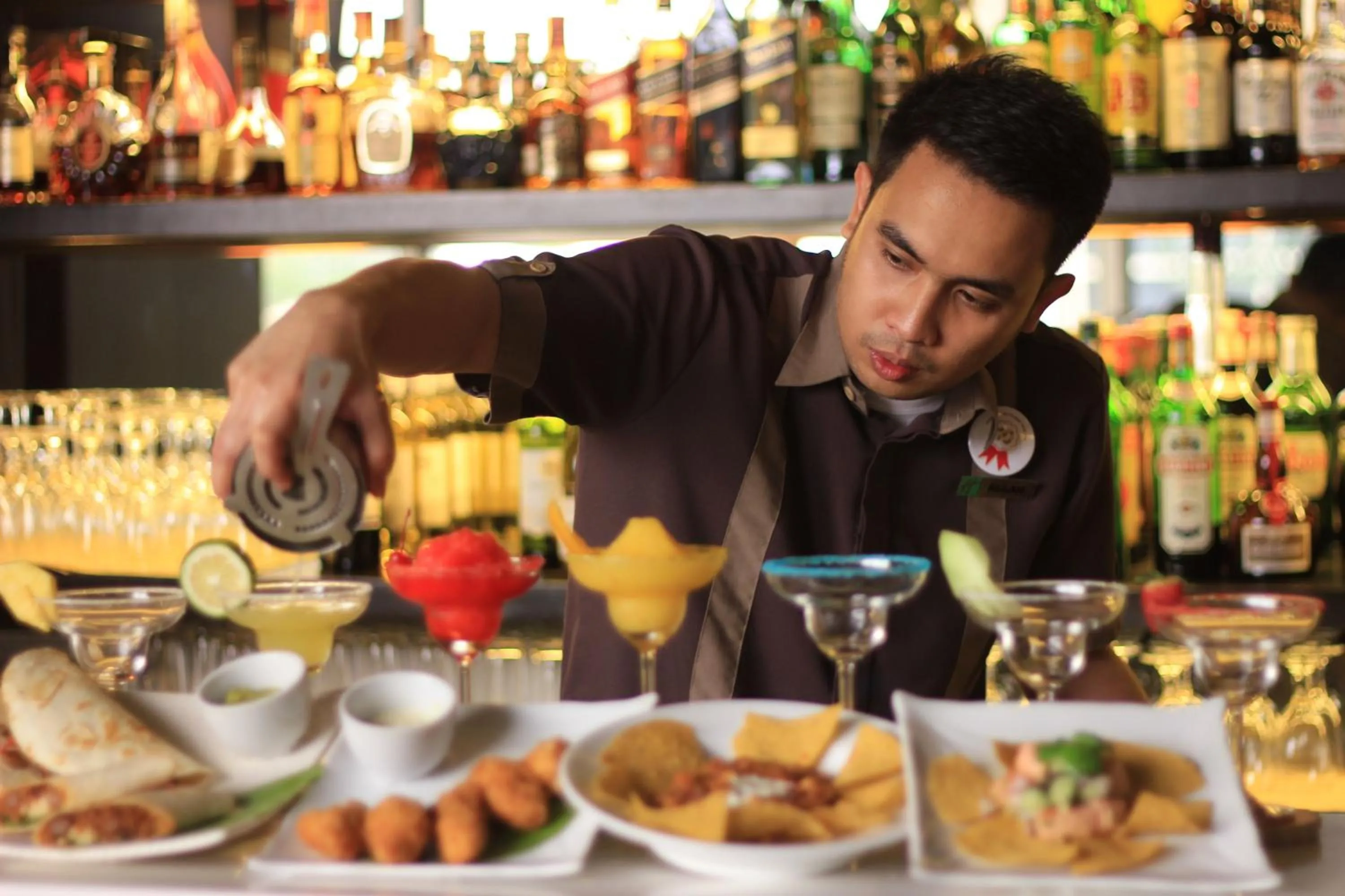 Lounge or bar in Crowne Plaza Manila Galleria by IHG