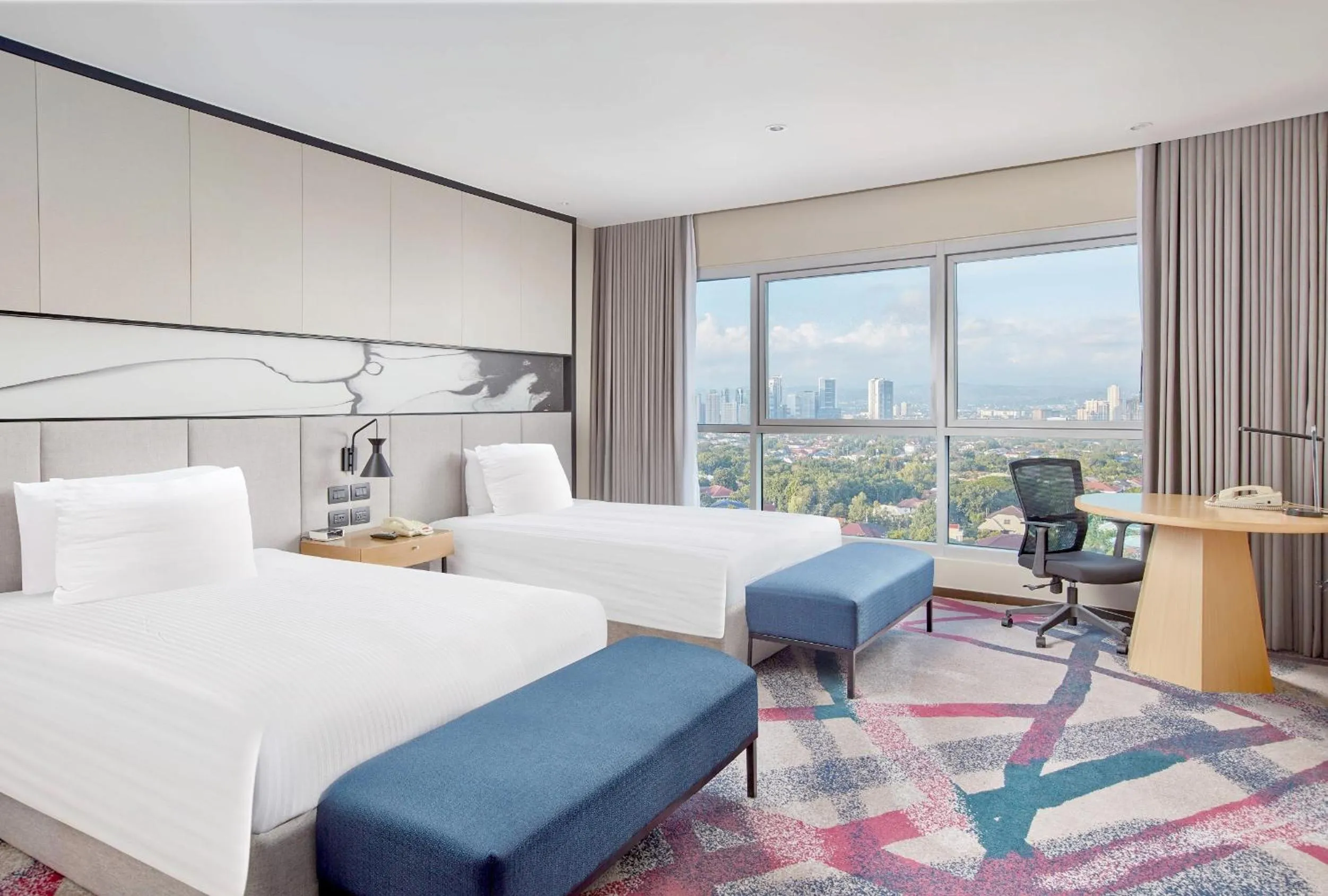 Bedroom, Bed in Crowne Plaza Manila Galleria by IHG