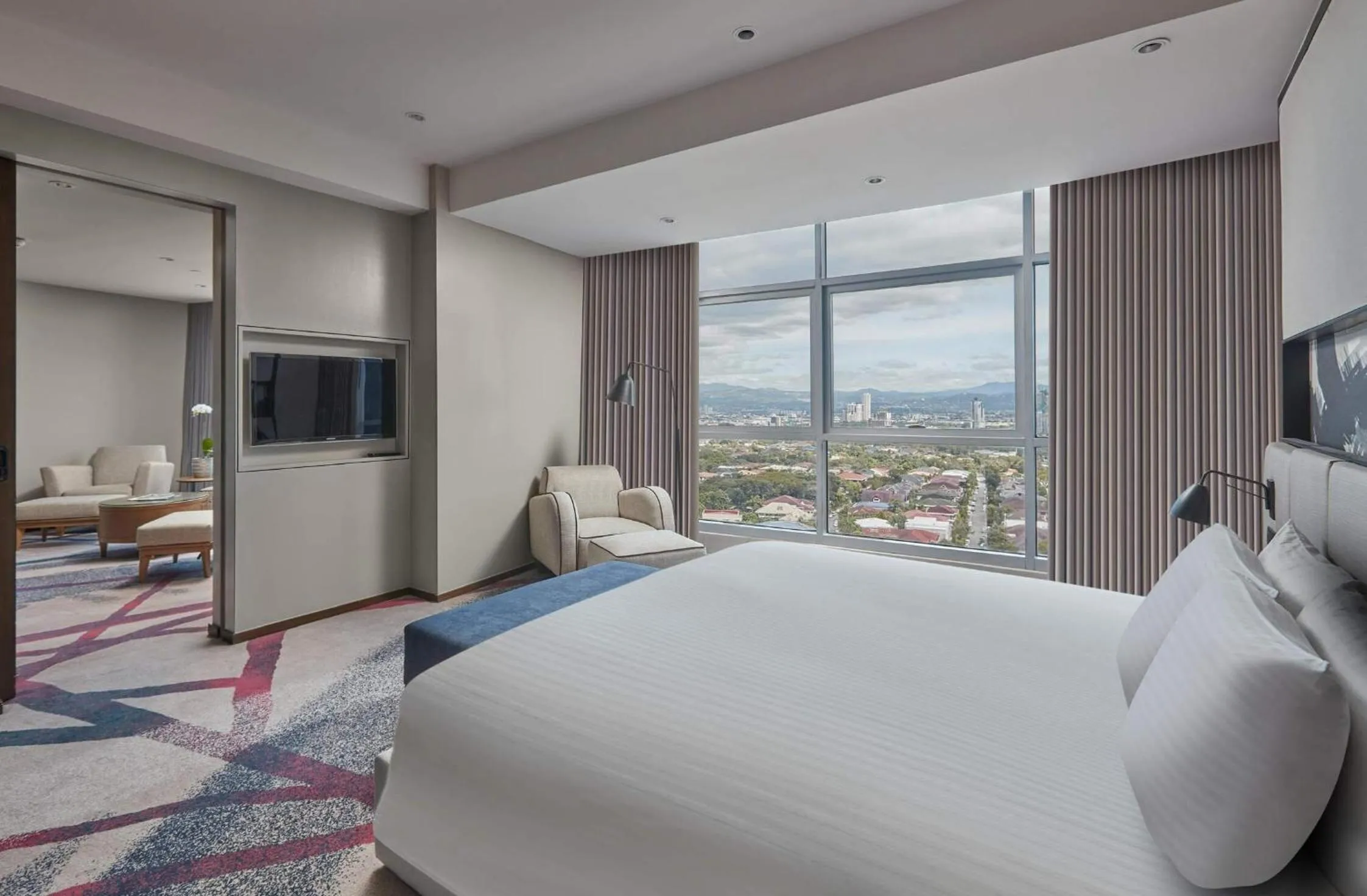 Photo of the whole room, Bed in Crowne Plaza Manila Galleria by IHG