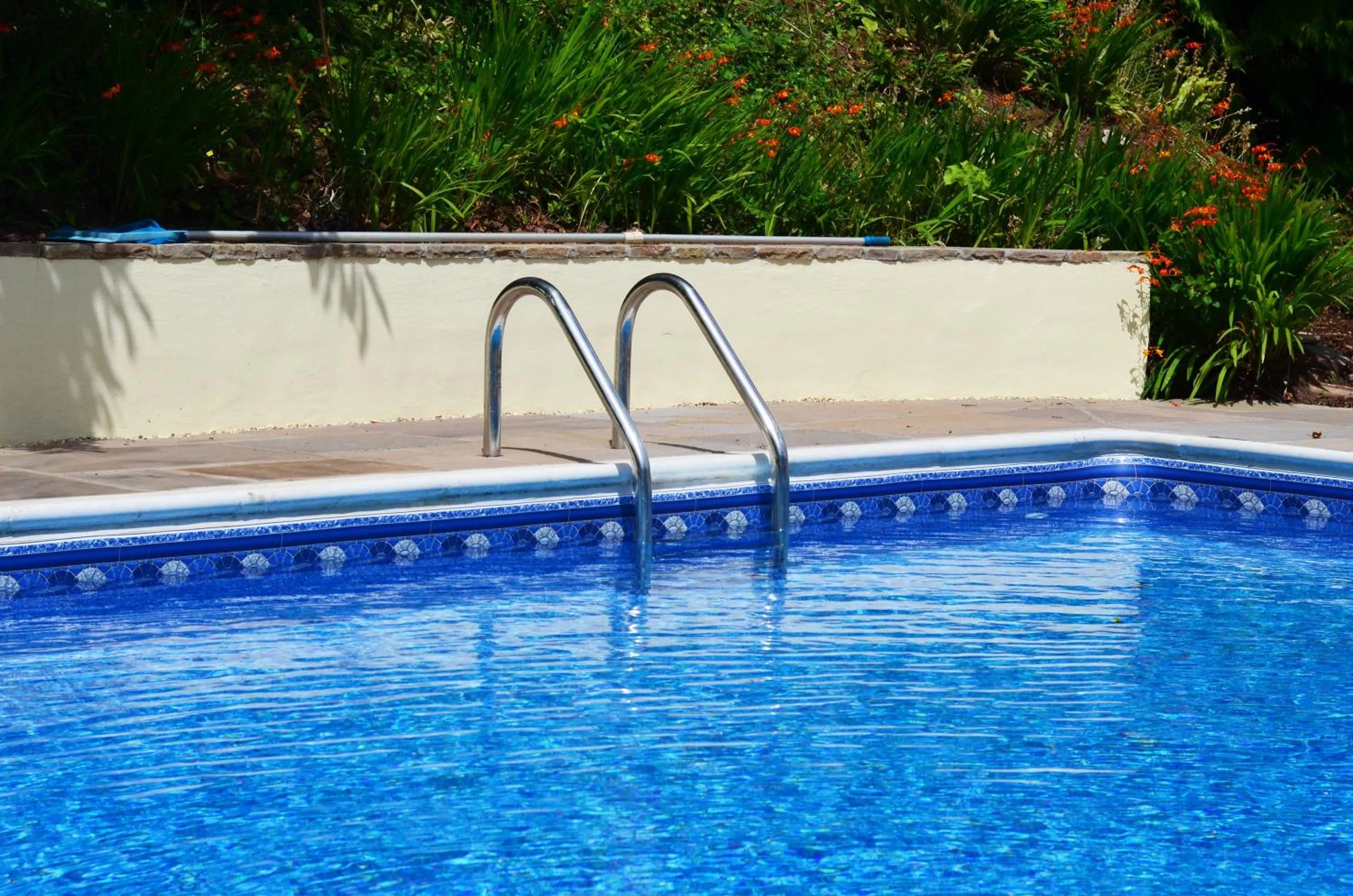 Swimming pool in Castle Of Comfort Hotel