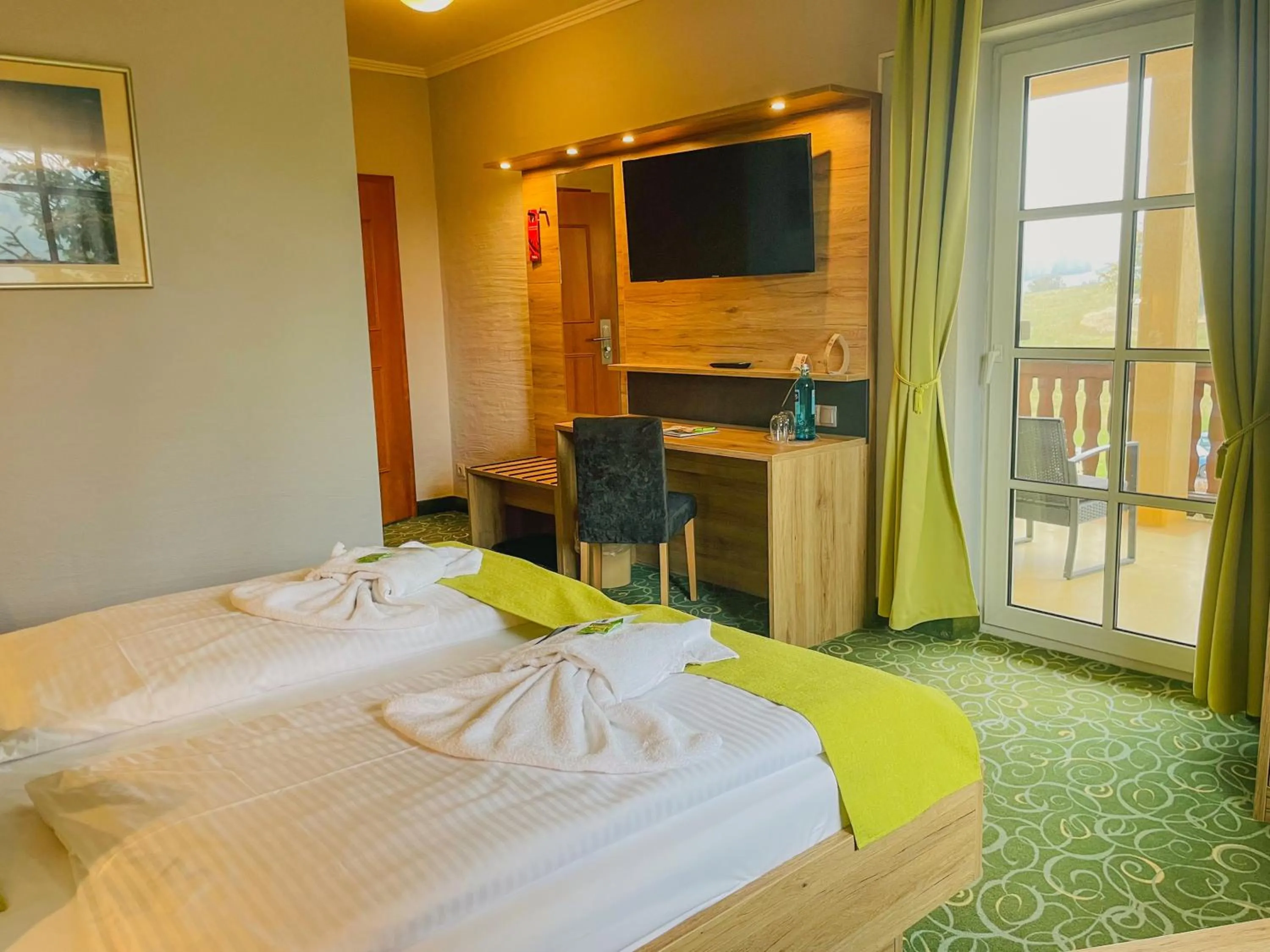 Photo of the whole room, Bed in Panorama Berghotel Wettiner Höhe