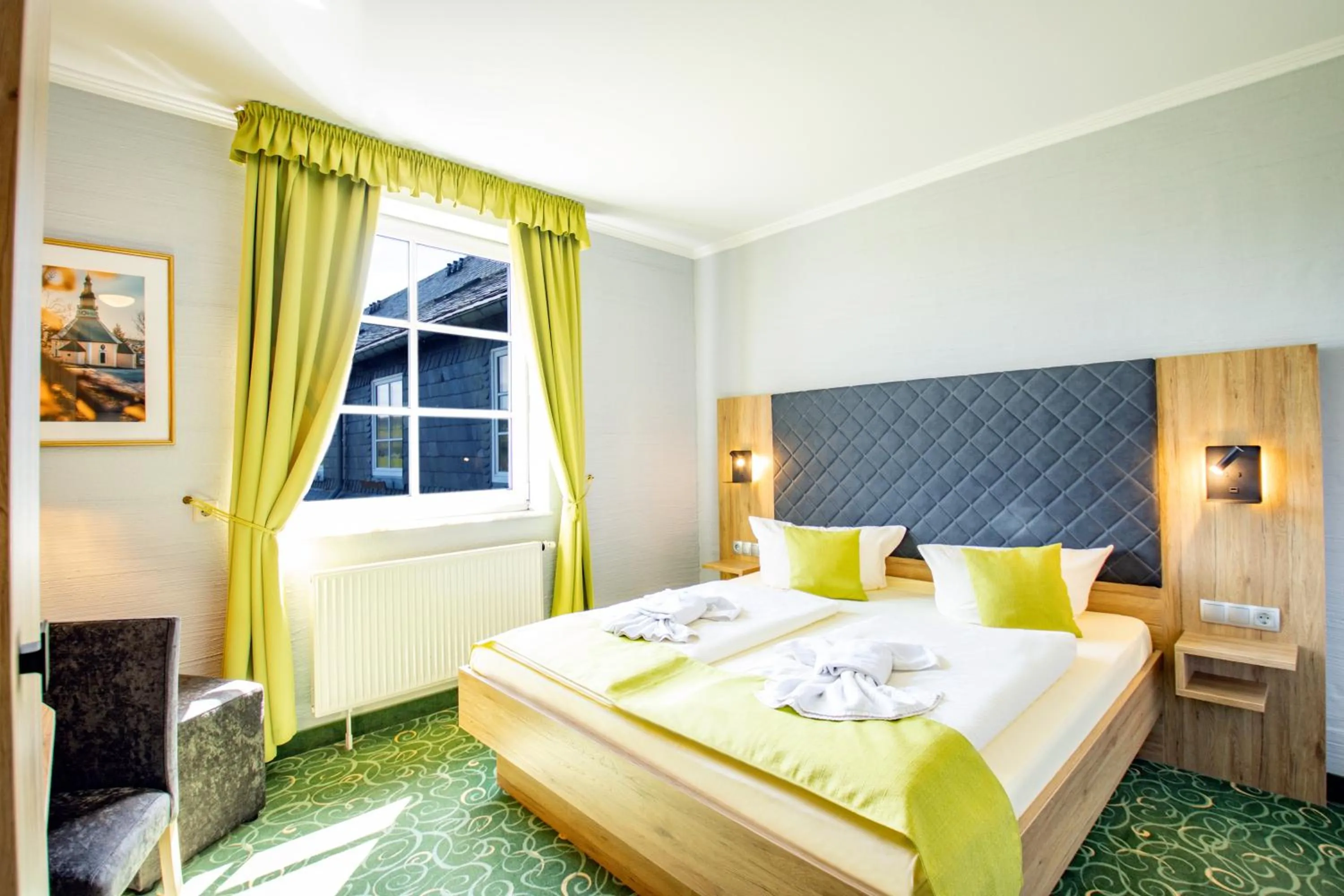 Photo of the whole room, Bed in Panorama Berghotel Wettiner Höhe