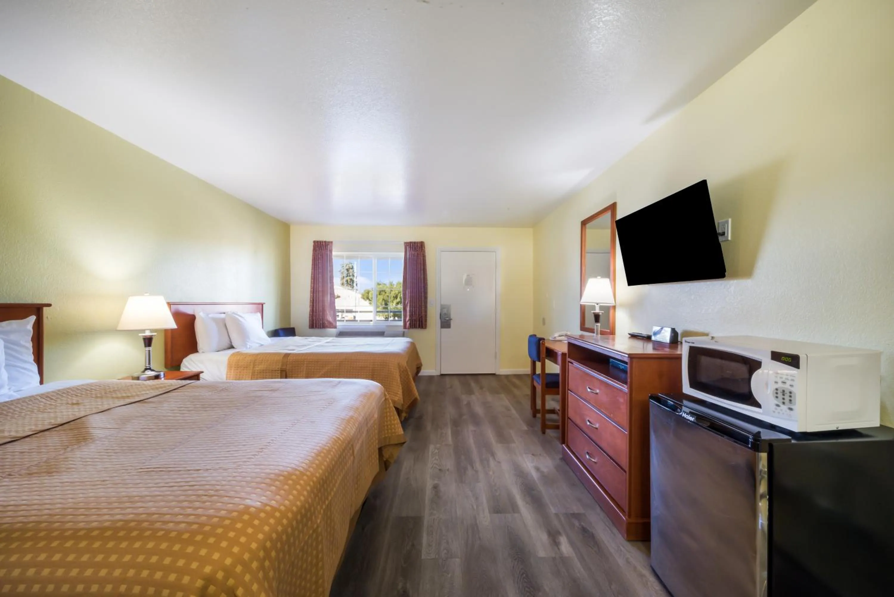 Bed in Americas Best Value Inn Santa Rosa