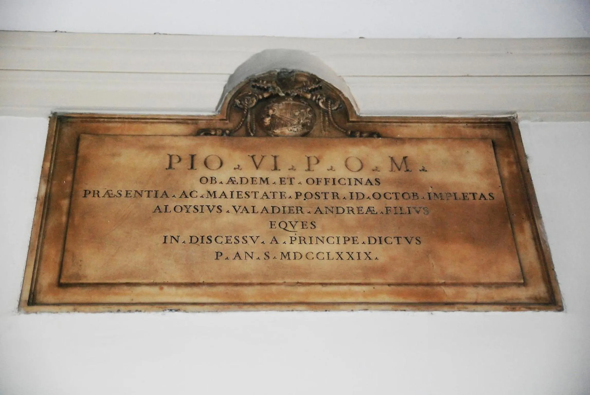 Property building in Exclusive apartment a few steps from the Spanish Steps