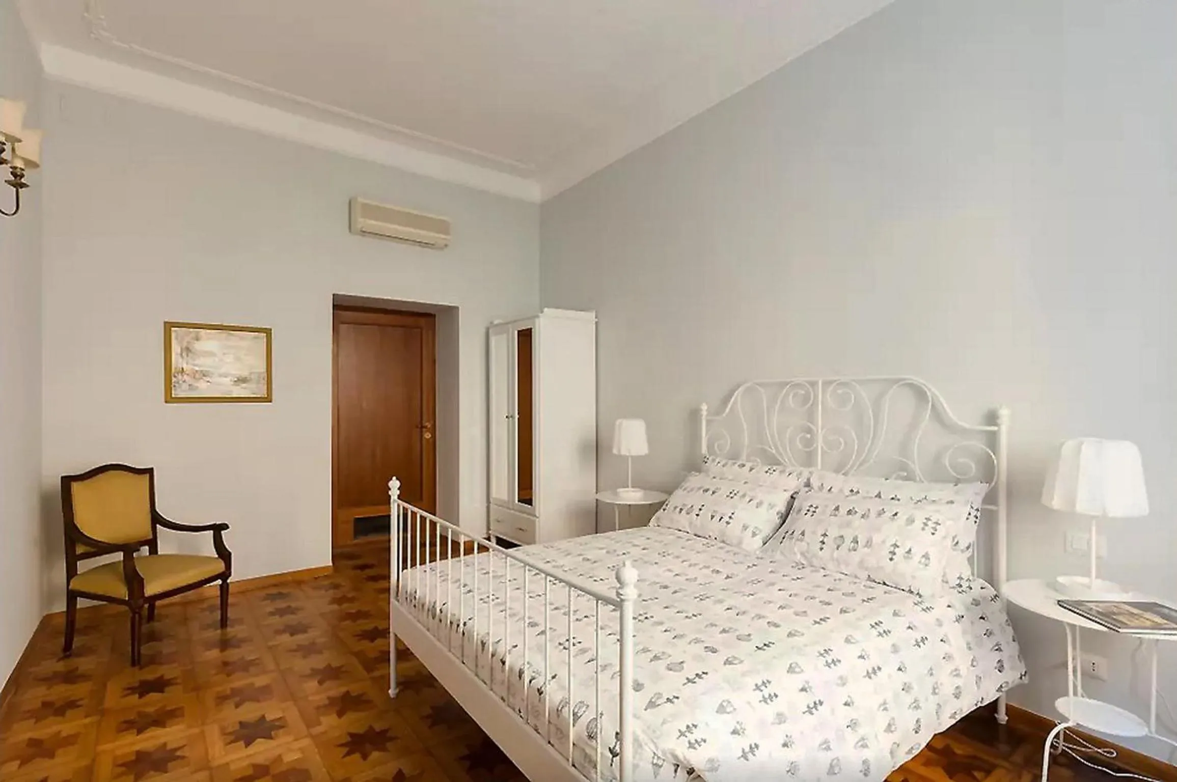 Property building, Bed in Exclusive apartment a few steps from the Spanish Steps