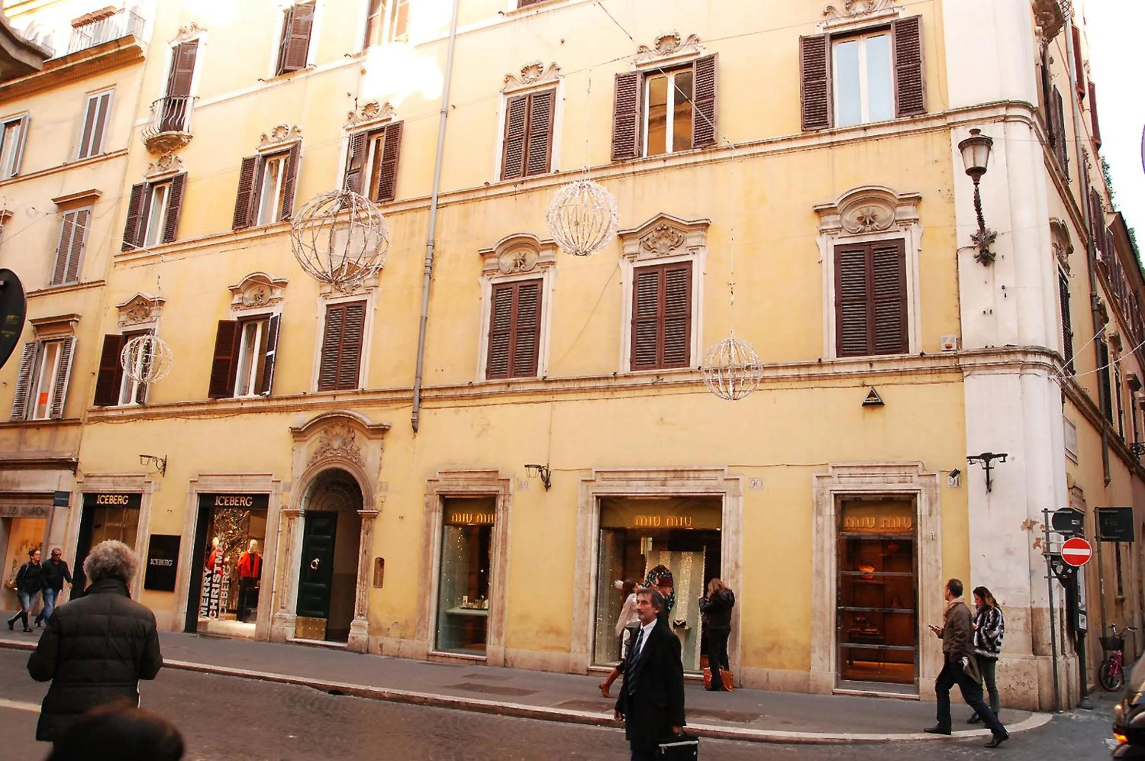 Property building in Exclusive apartment a few steps from the Spanish Steps