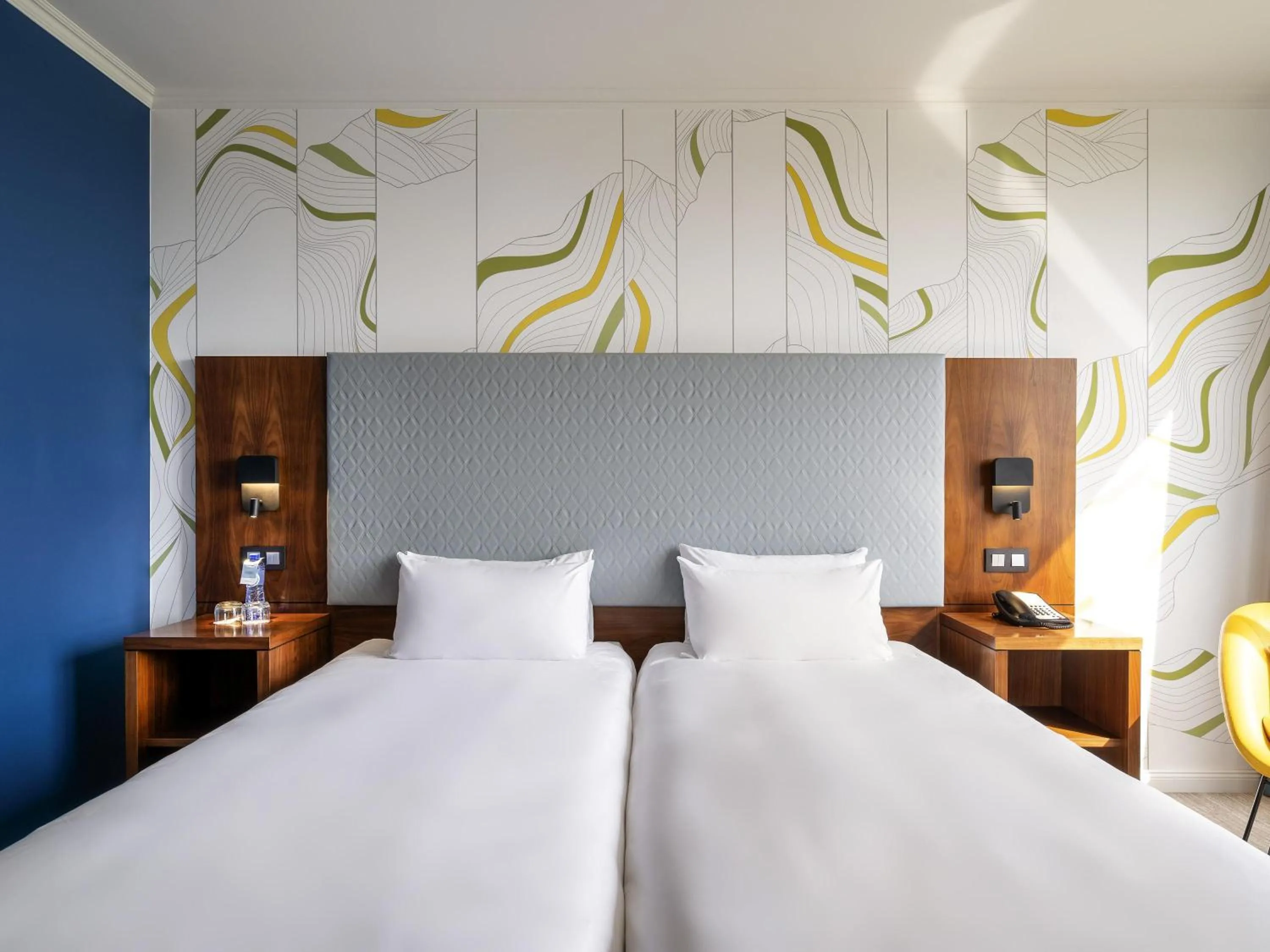 Classic Twin Room with City Side View in Mercure Antwerp City Centre