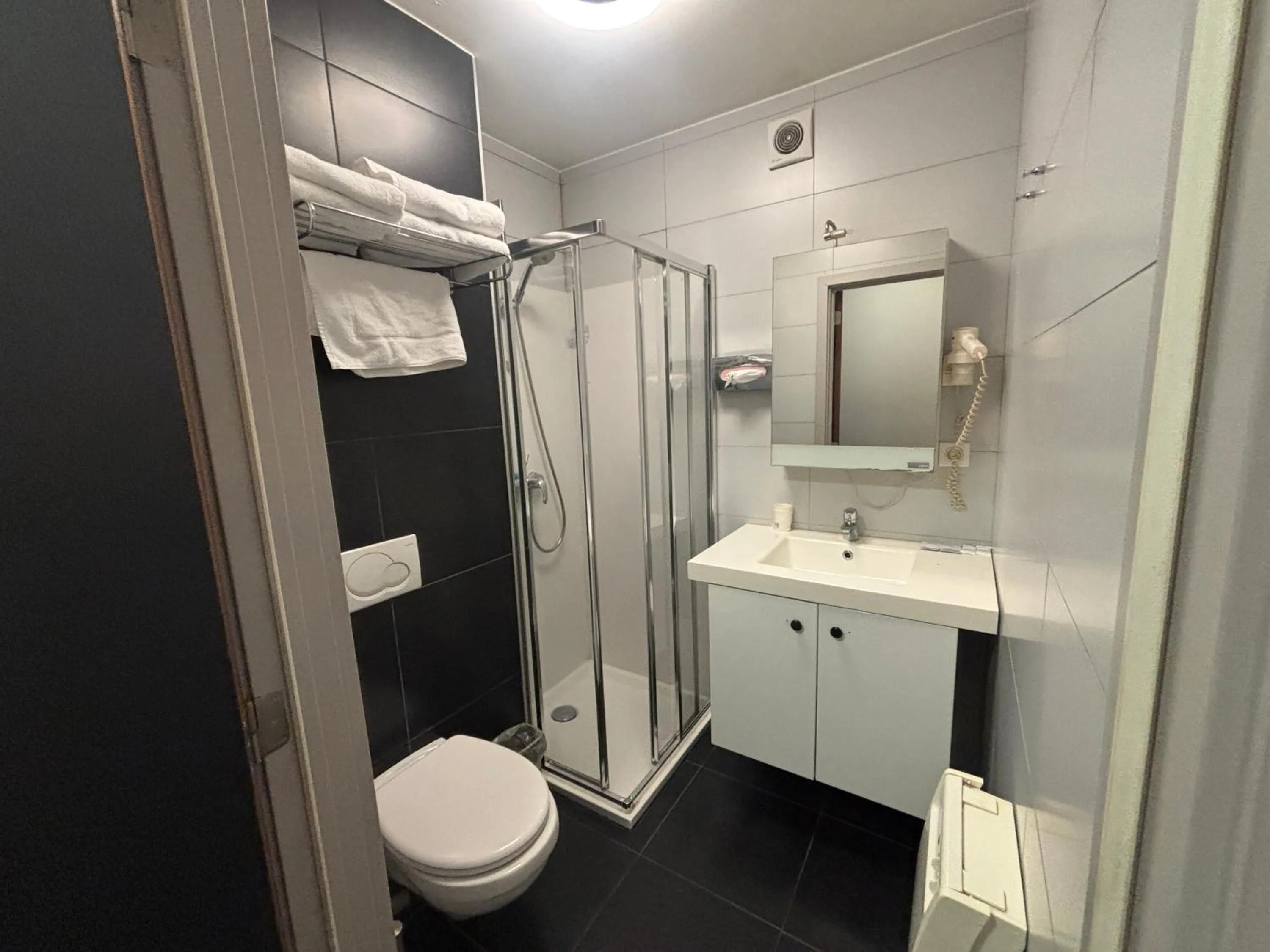 Shower in Hotel La Louve