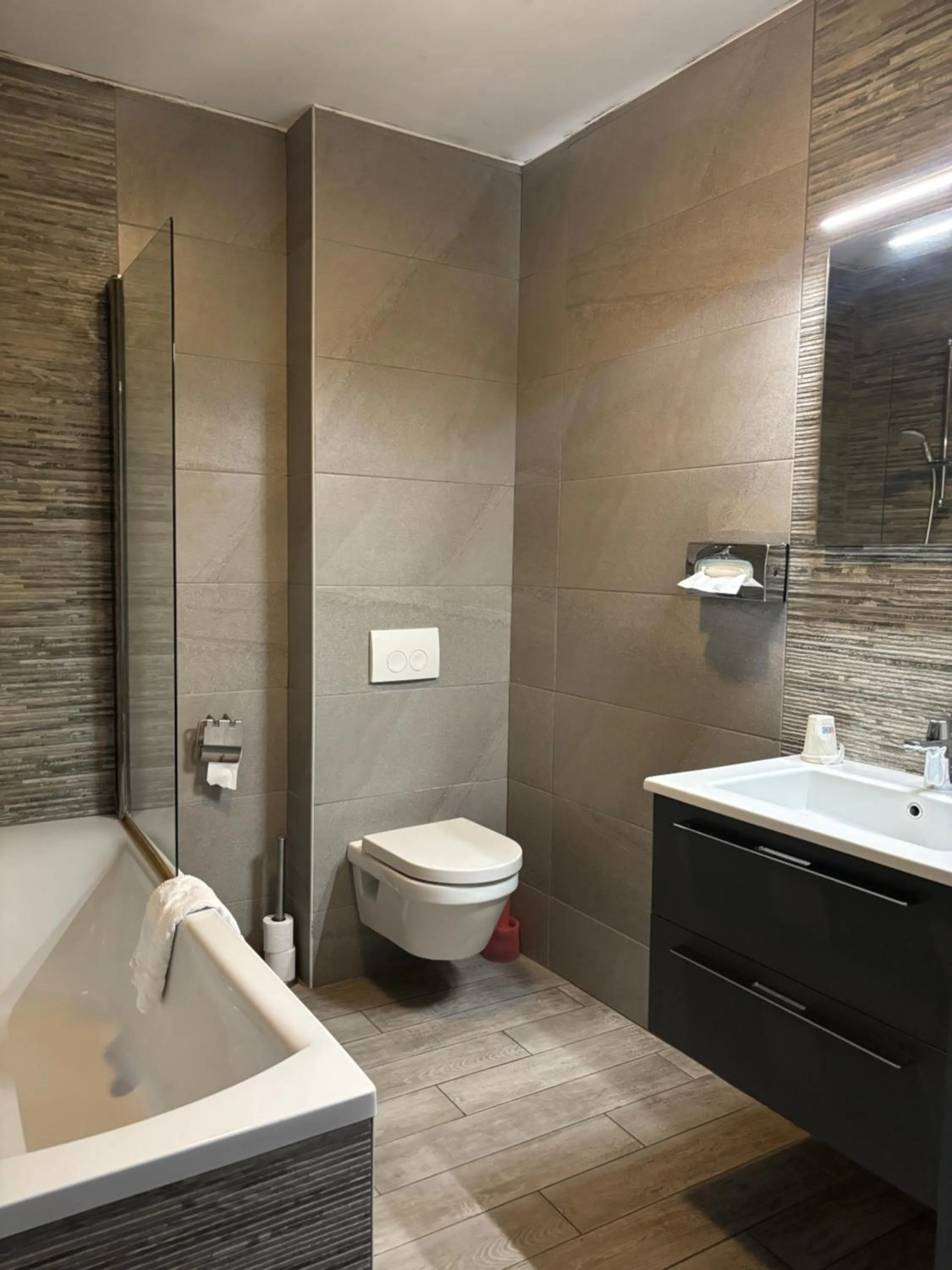 Toilet in Hotel La Louve