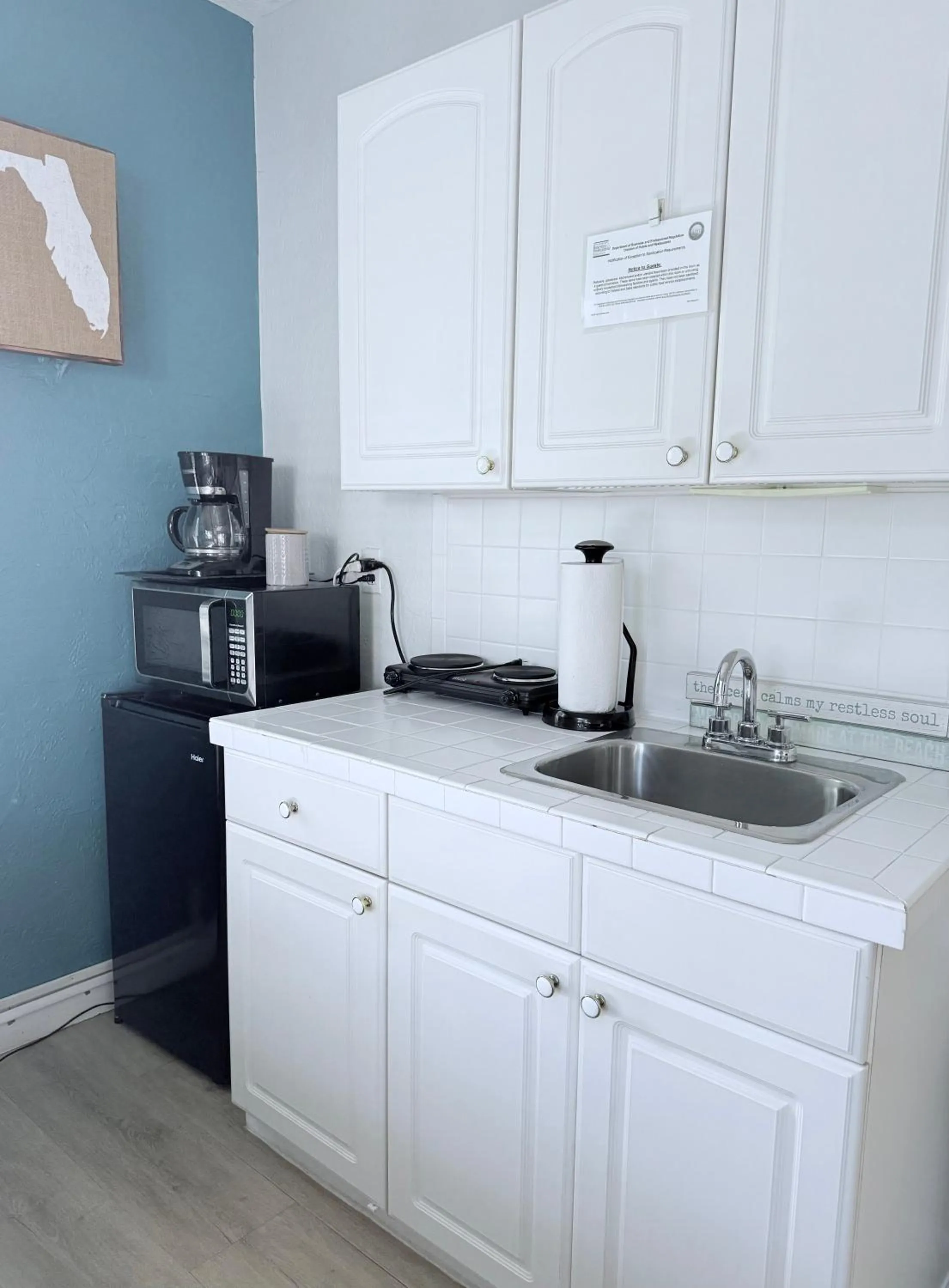 Coffee/tea facilities in 4145 By The Sea Inn & Suites