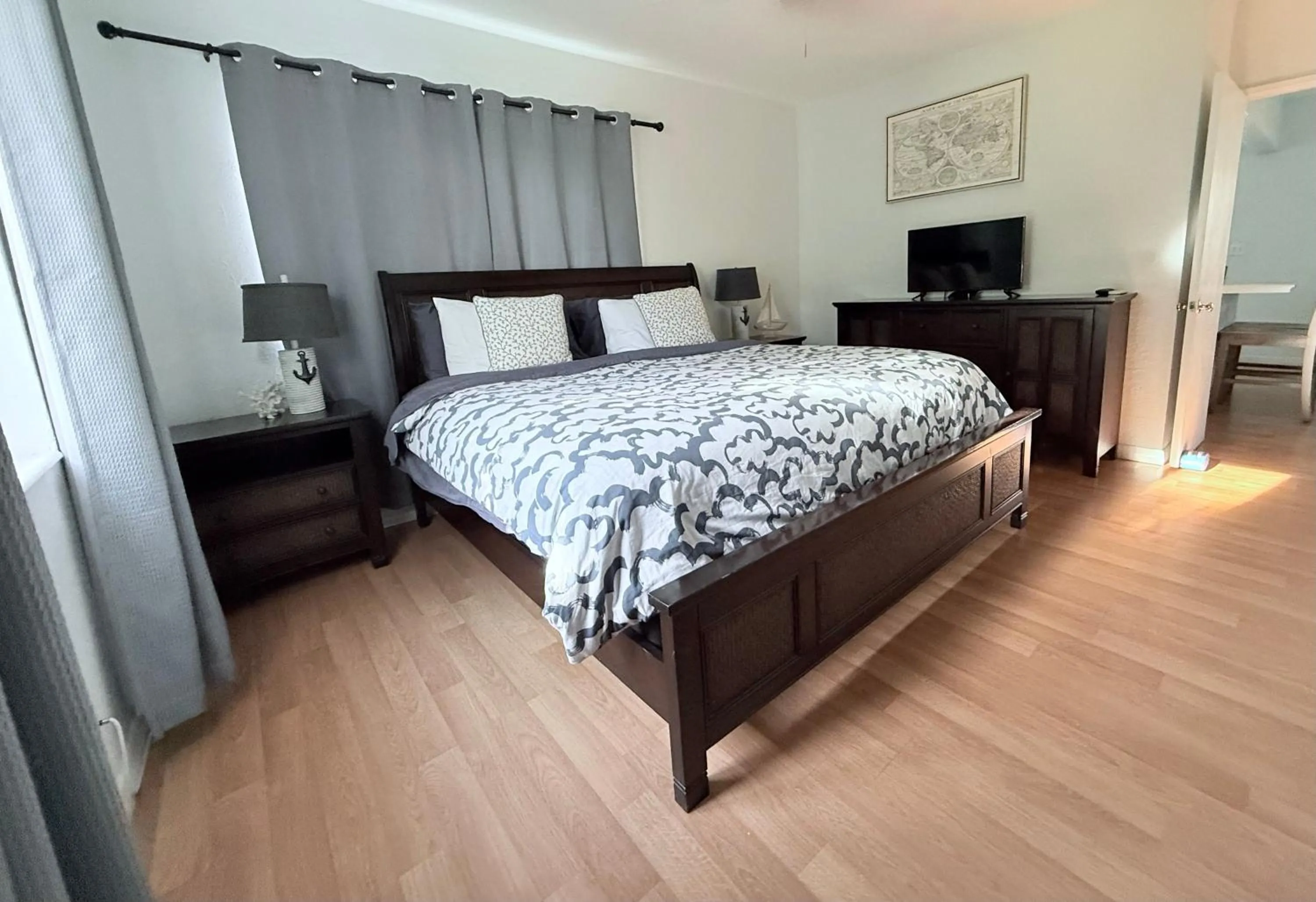 Bedroom, Bed in 4145 By The Sea Inn & Suites