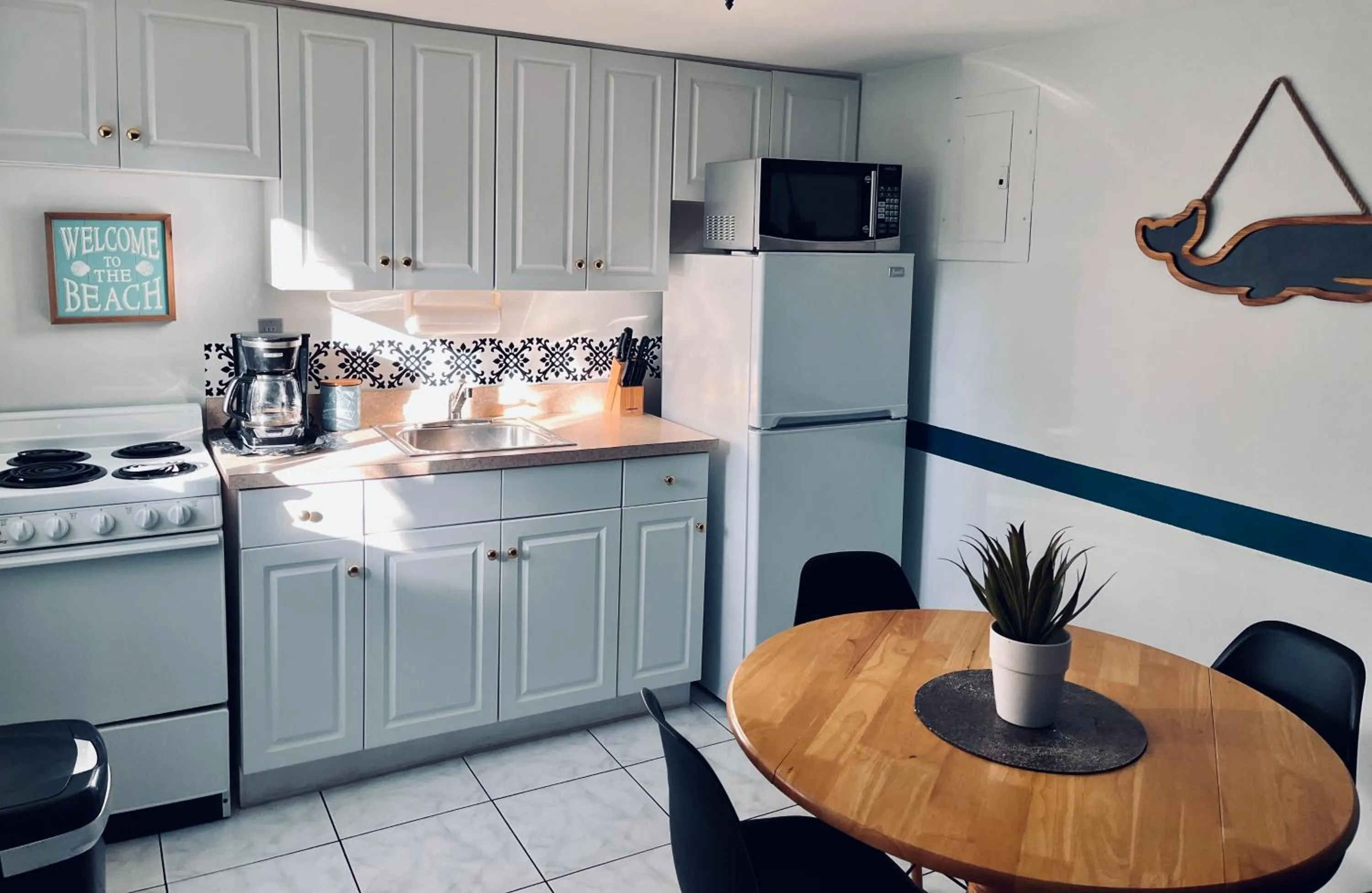 oven in 4145 By The Sea Inn & Suites