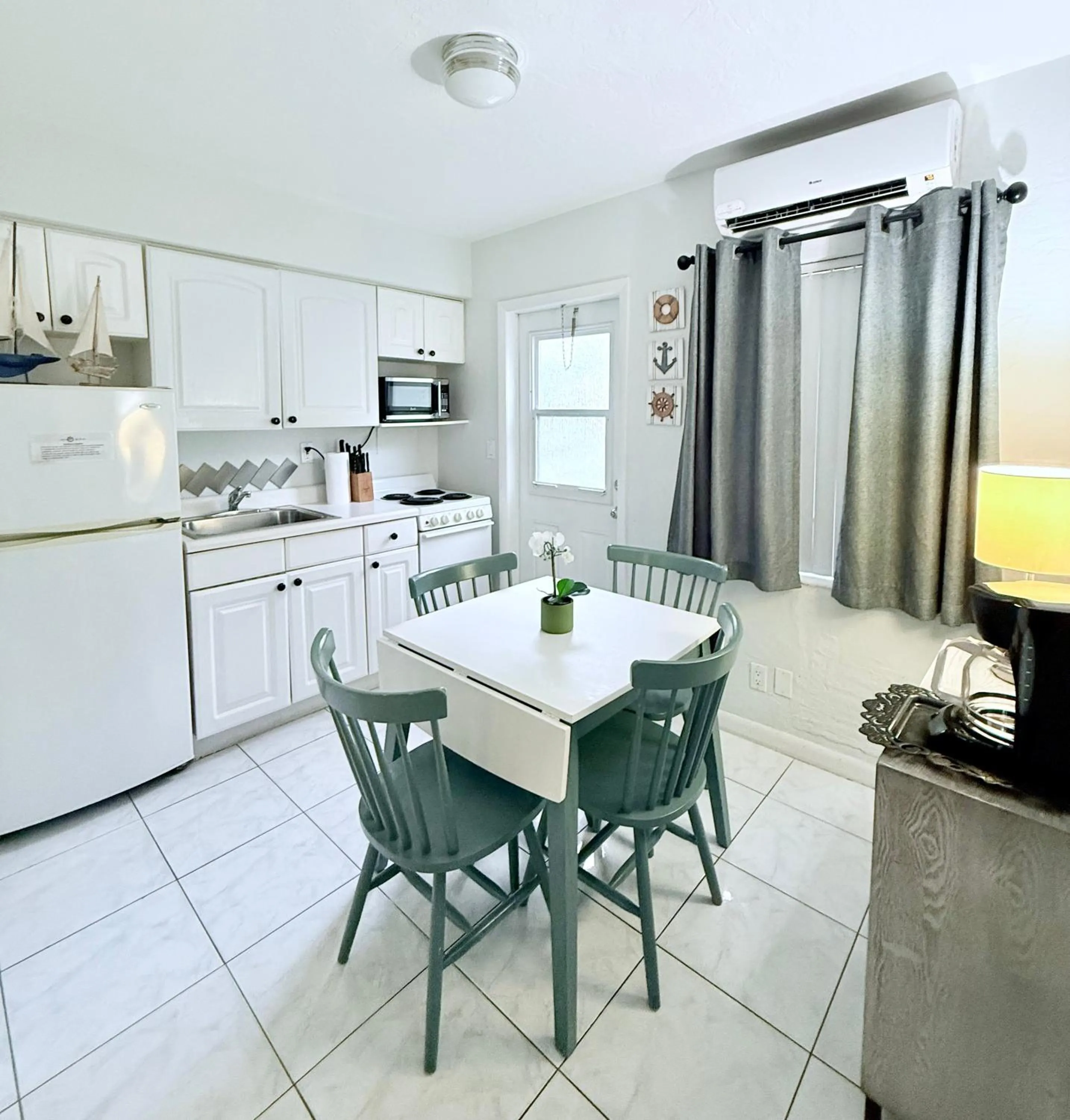 Coffee/tea facilities in 4145 By The Sea Inn & Suites