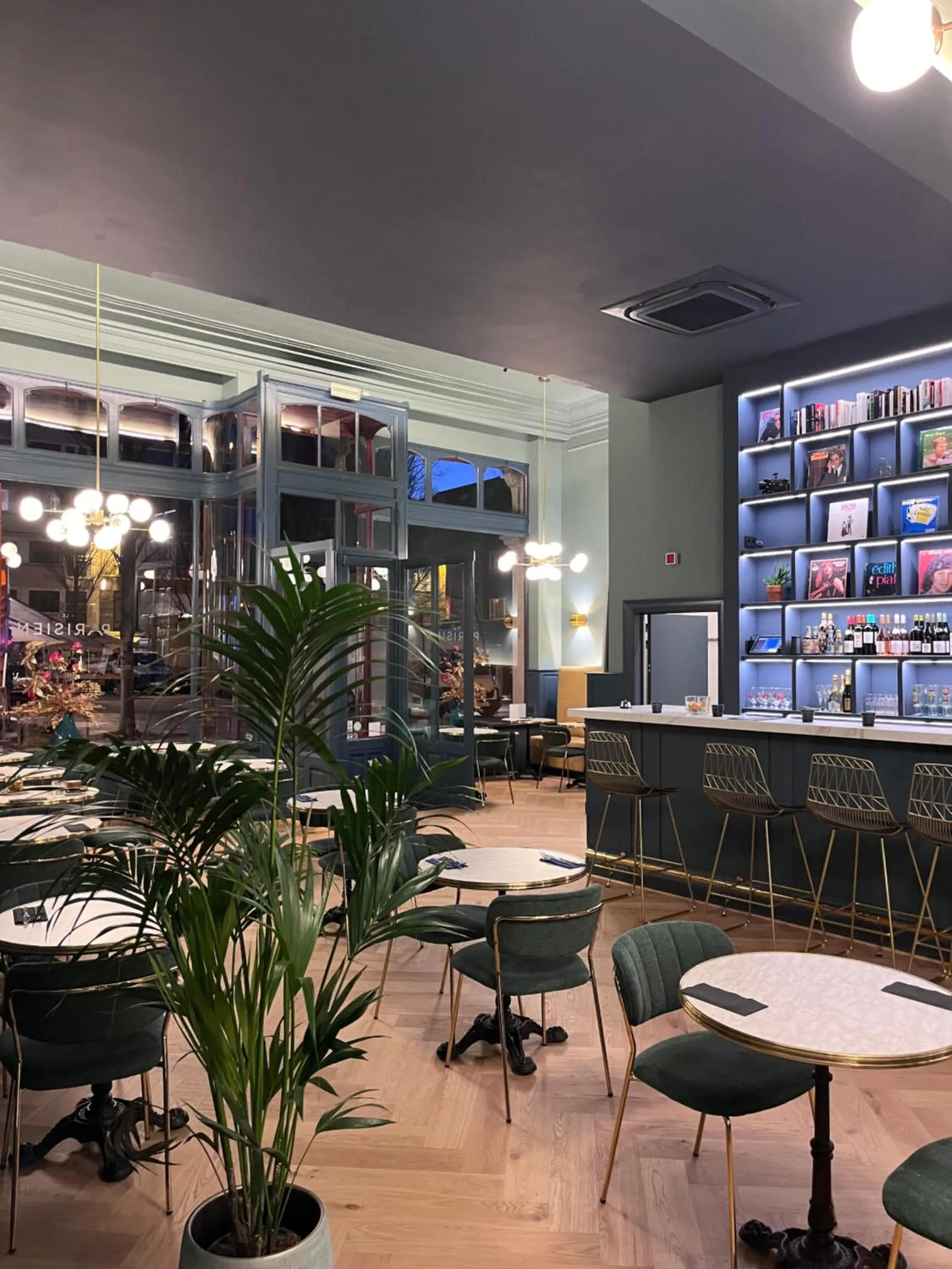 Restaurant/places to eat in Hotel Le Parisien