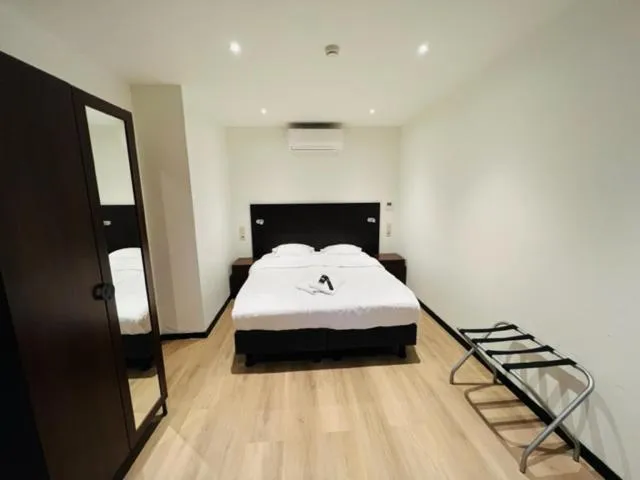 Property building, Bed in Parkhotel Gent Centrum