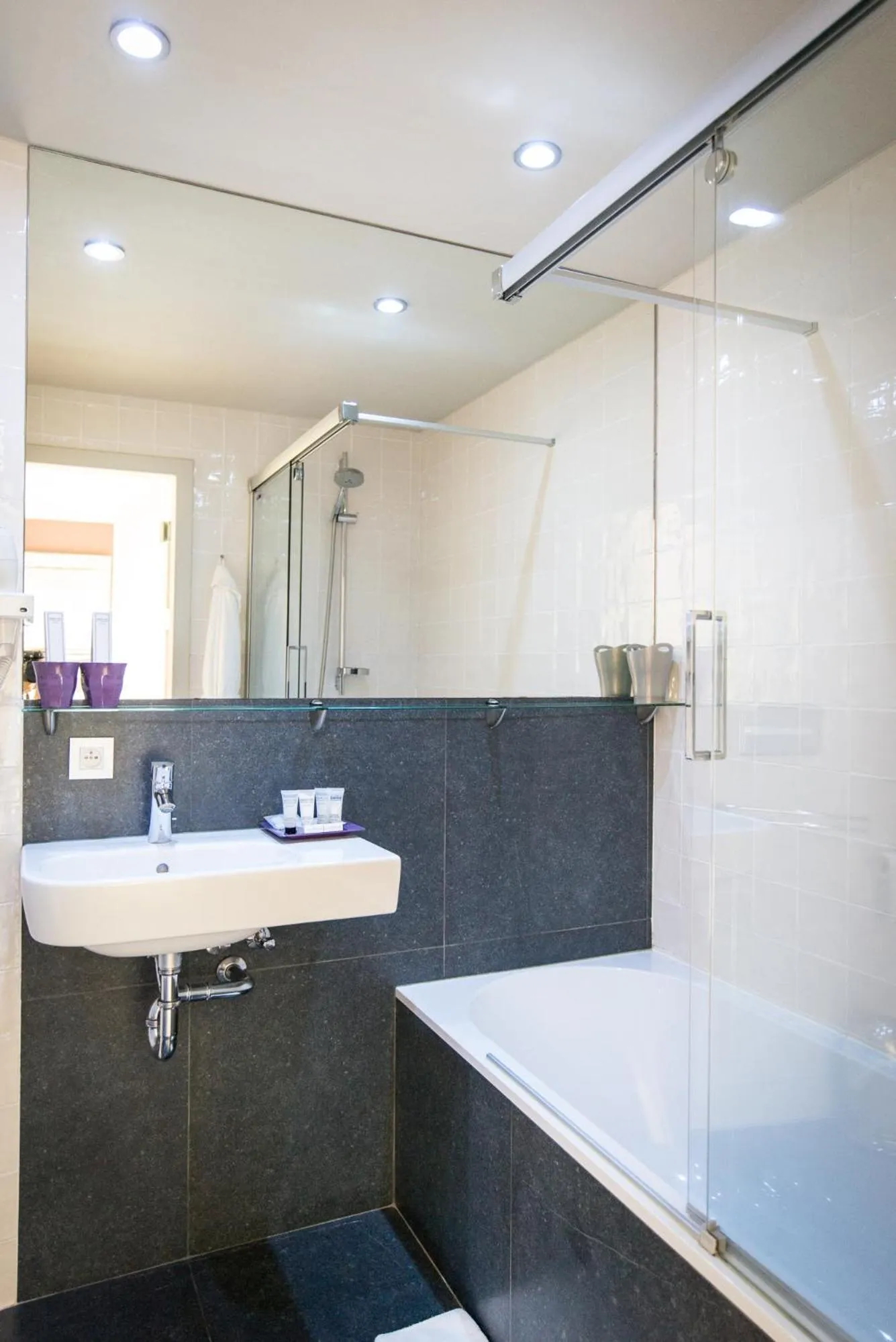 Shower in Hotel de la Paix