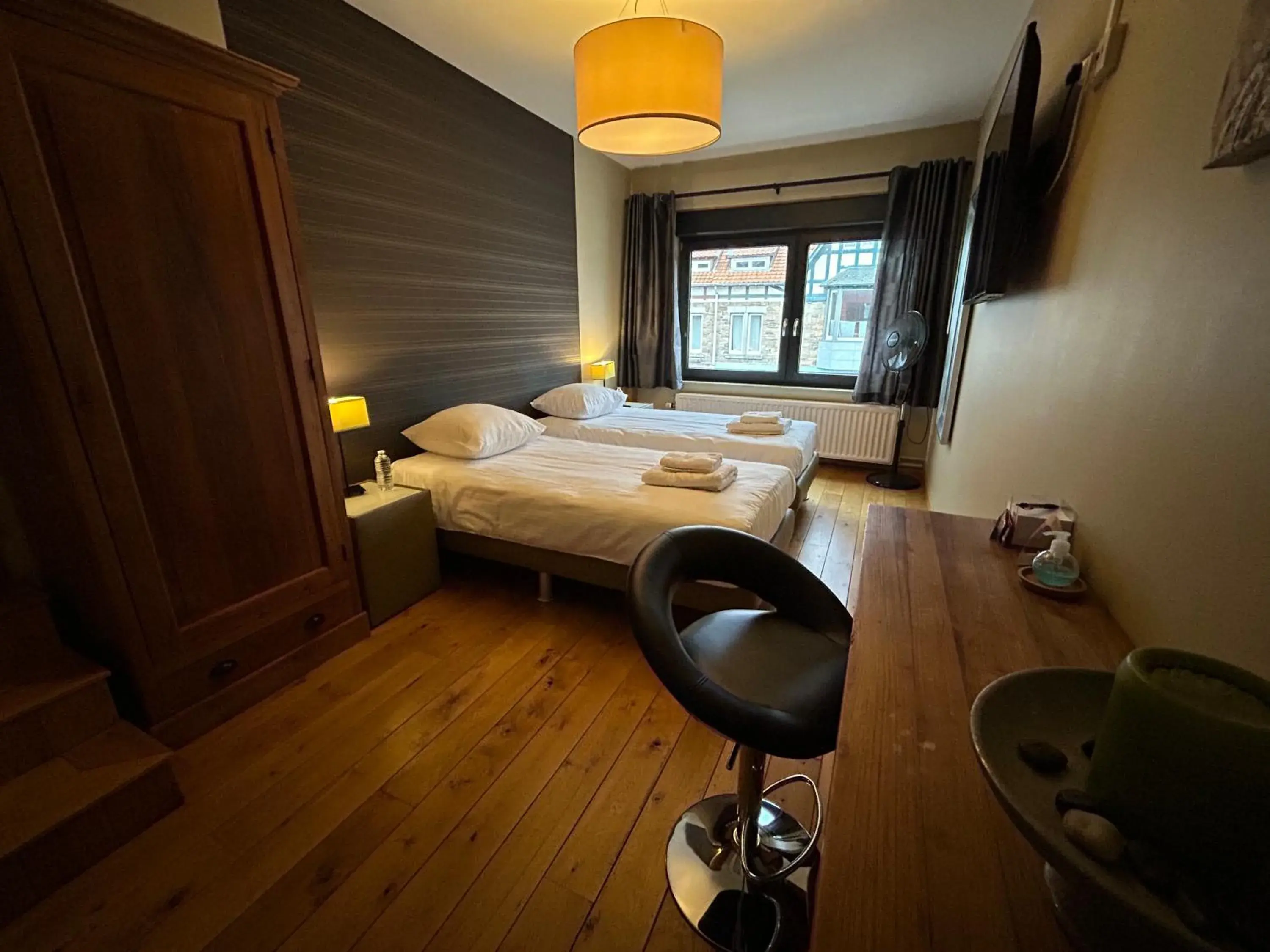 Race & Rooms Race & Rooms