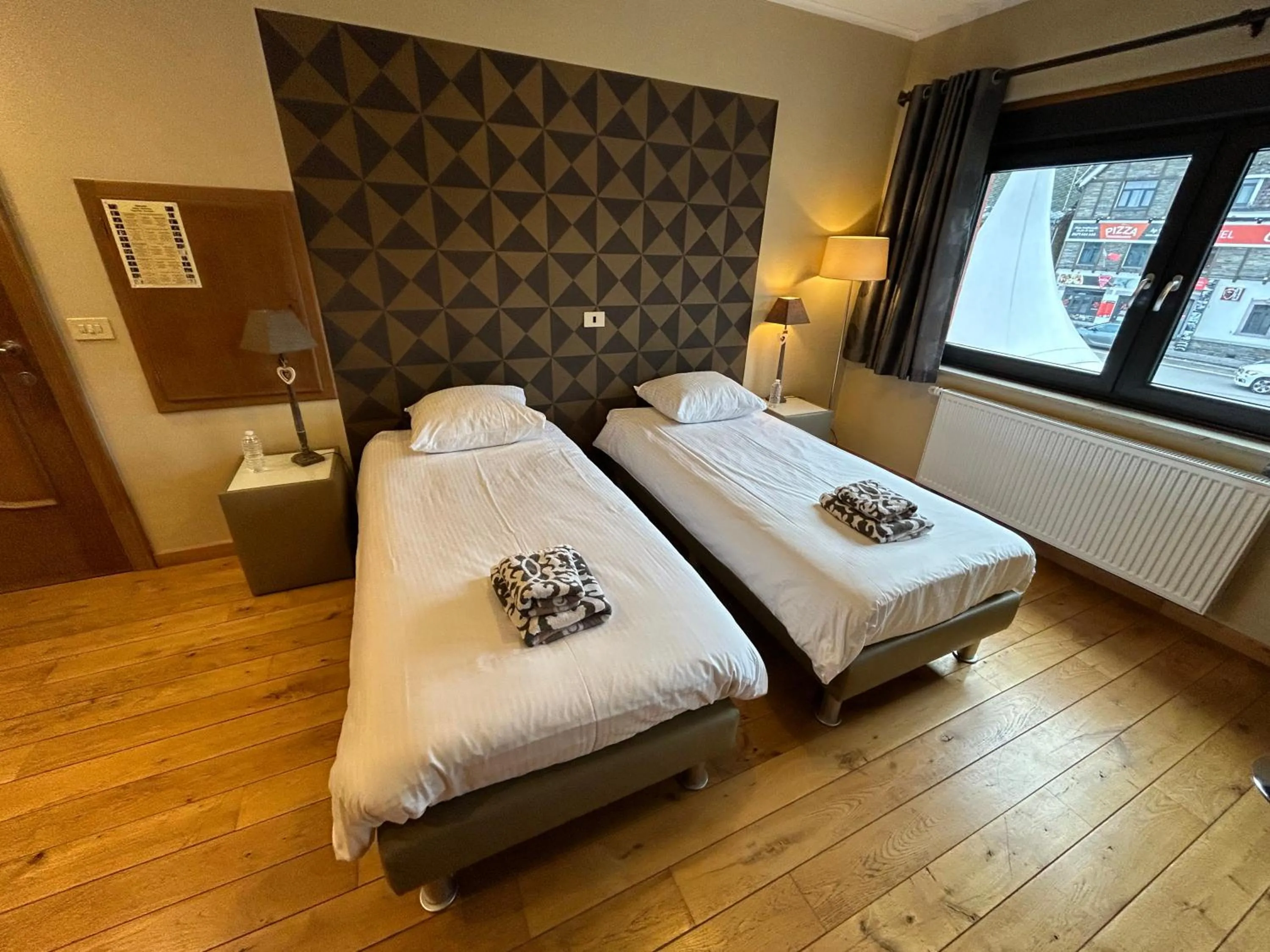Bathroom, Bed in Race & Rooms