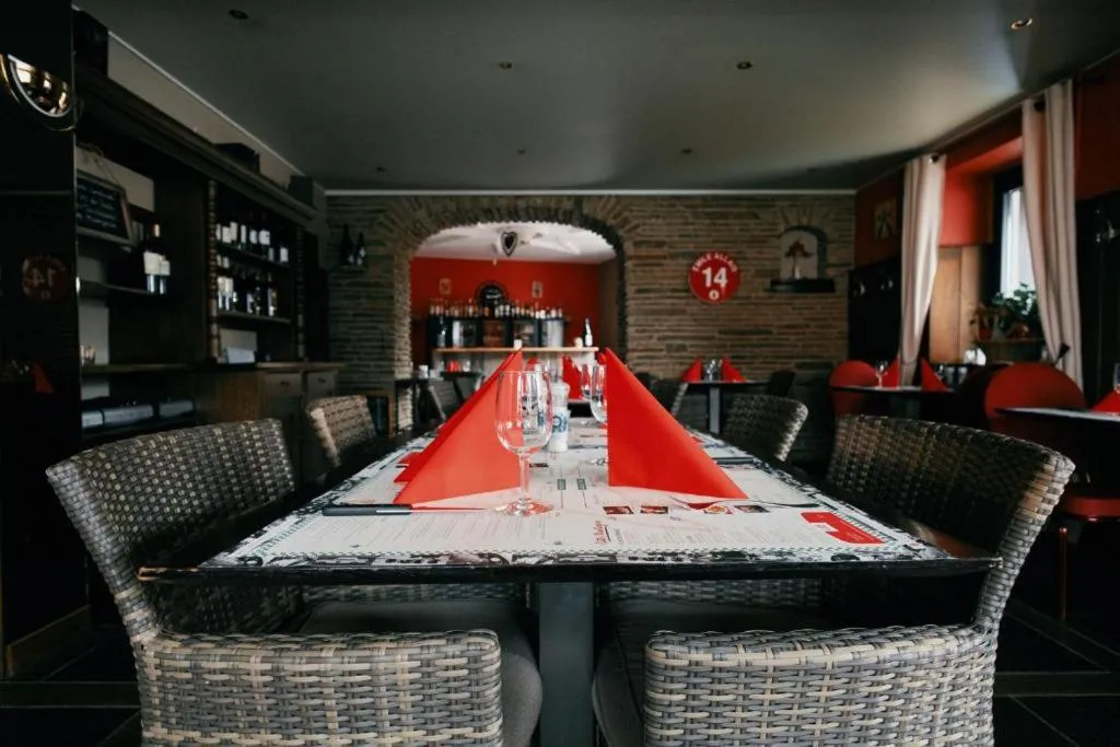 Restaurant/places to eat in Race & Rooms