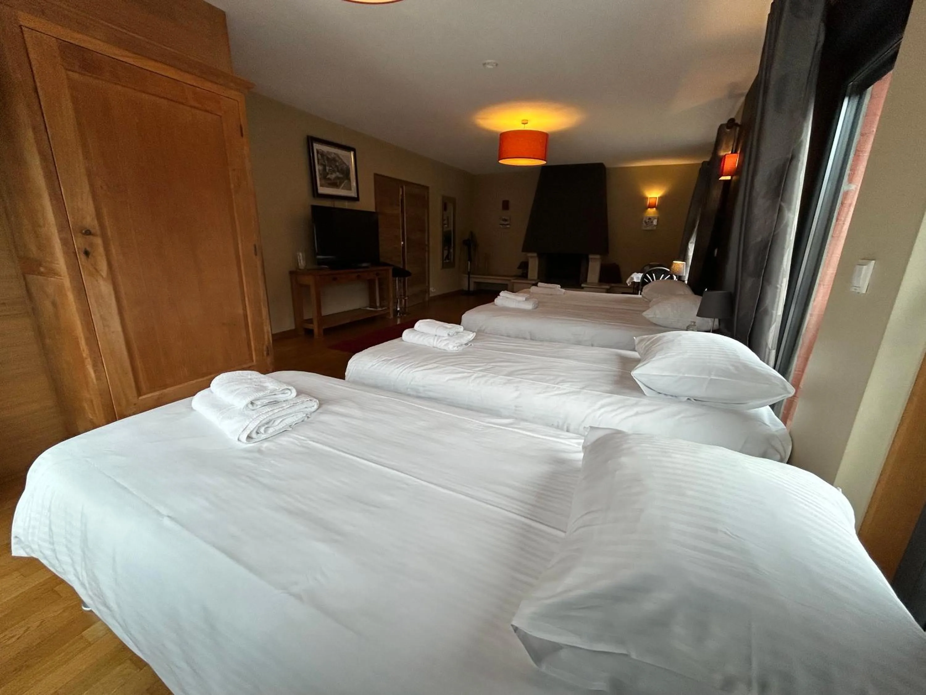 towels, Bed in Race & Rooms