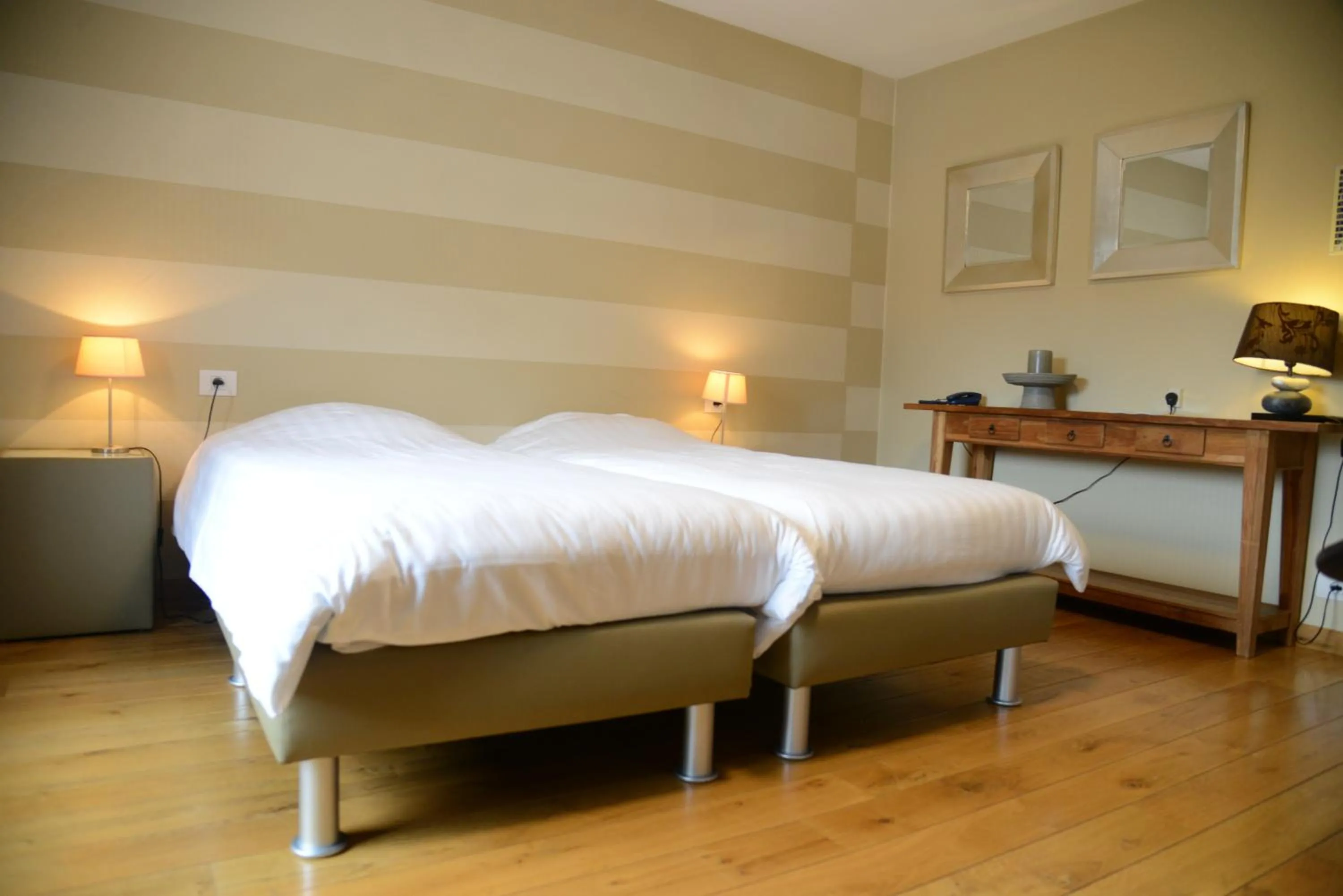 Bedroom, Bed in Race & Rooms