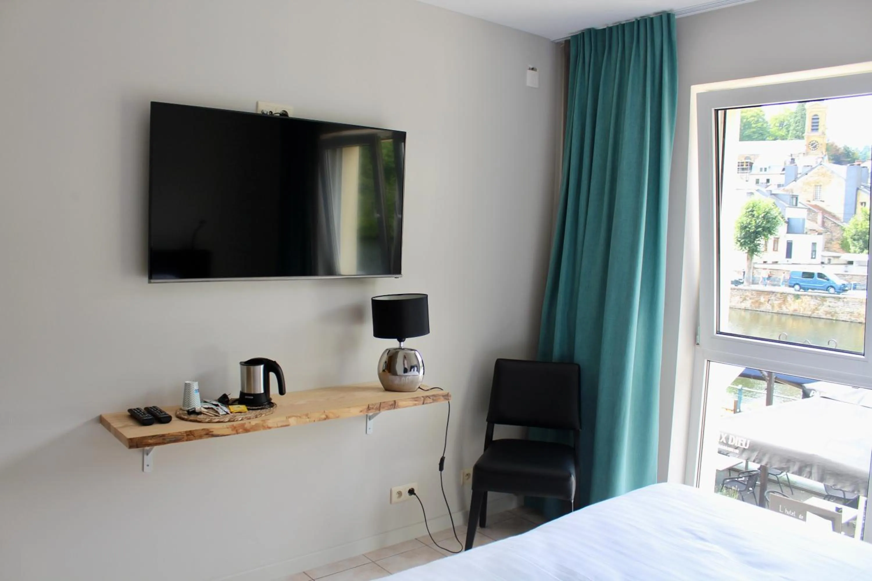 TV and multimedia, Bed in Hotel LA PLAGE