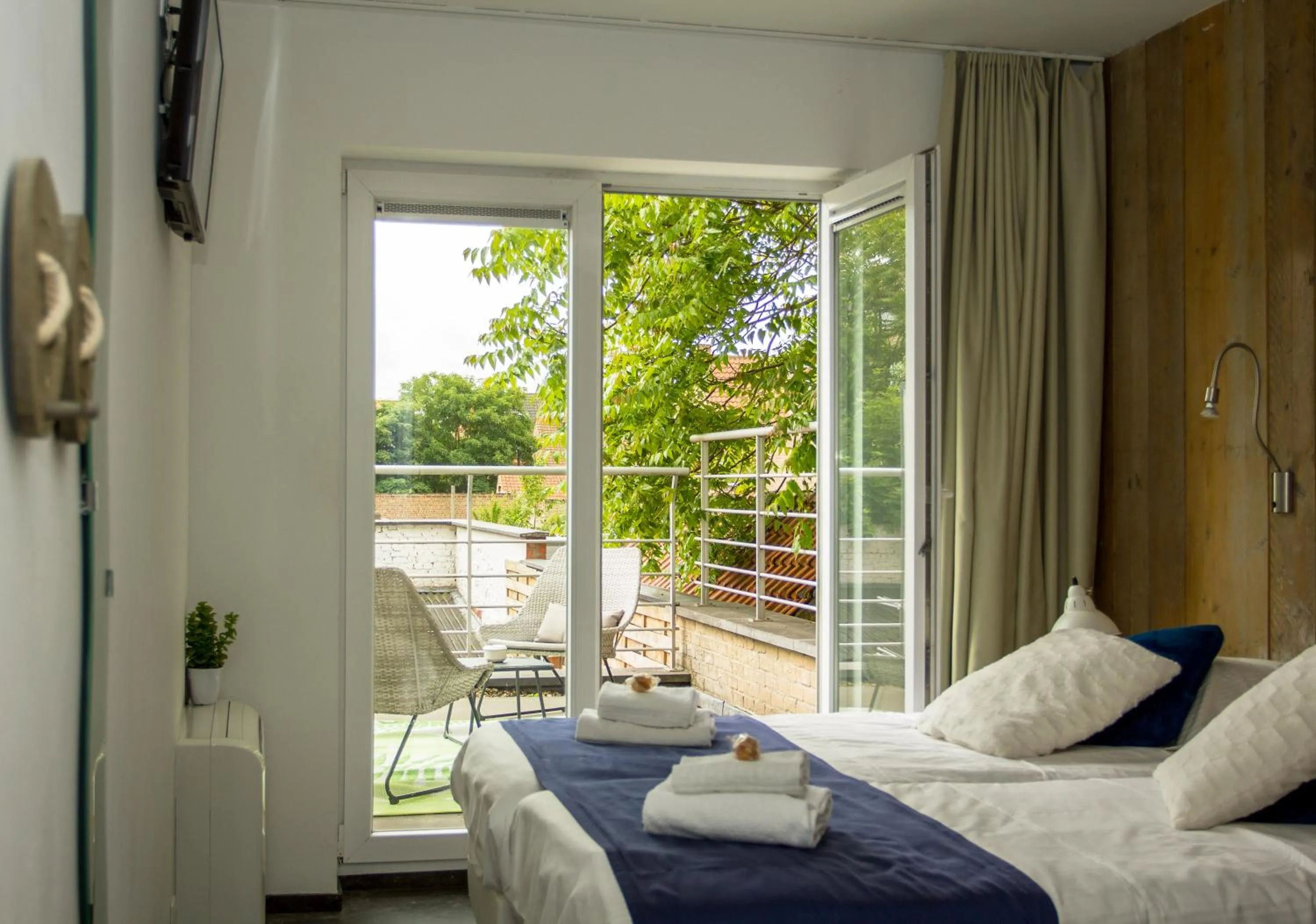 Balcony/Terrace, Bed in Hotel Aan Zee