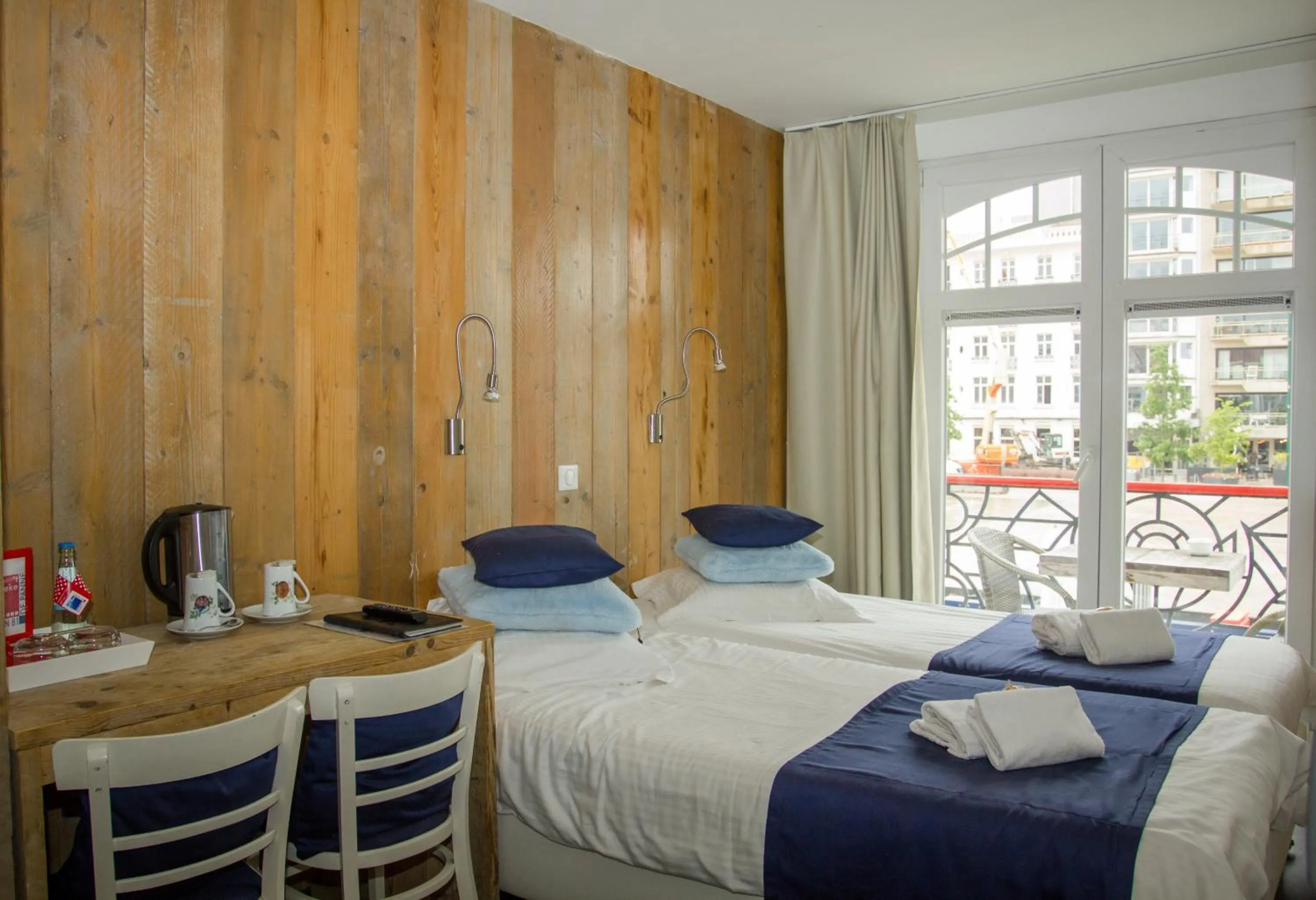 View (from property/room), Bed in Hotel Aan Zee