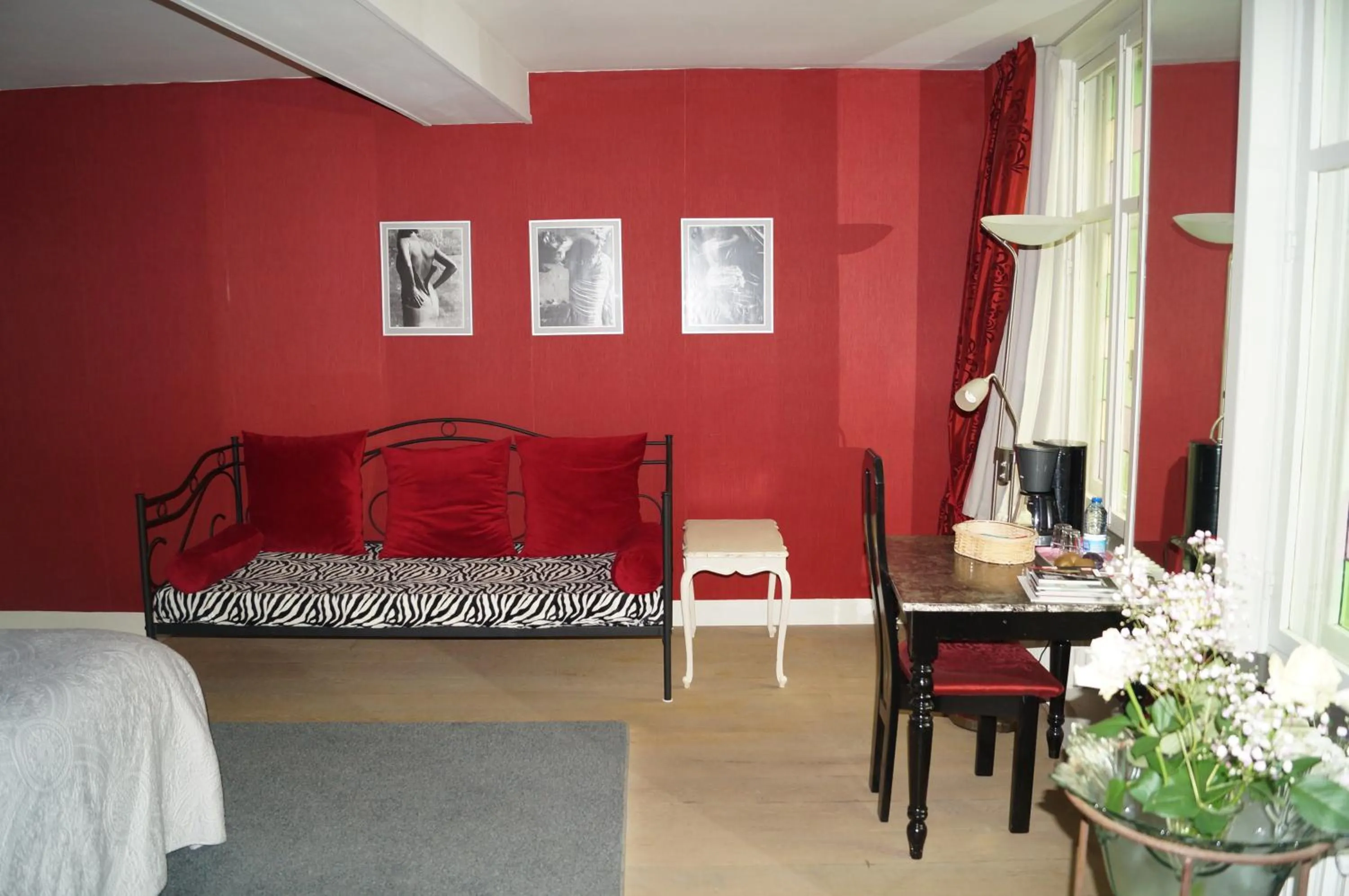 Seating area, Bed in B&B Next Door