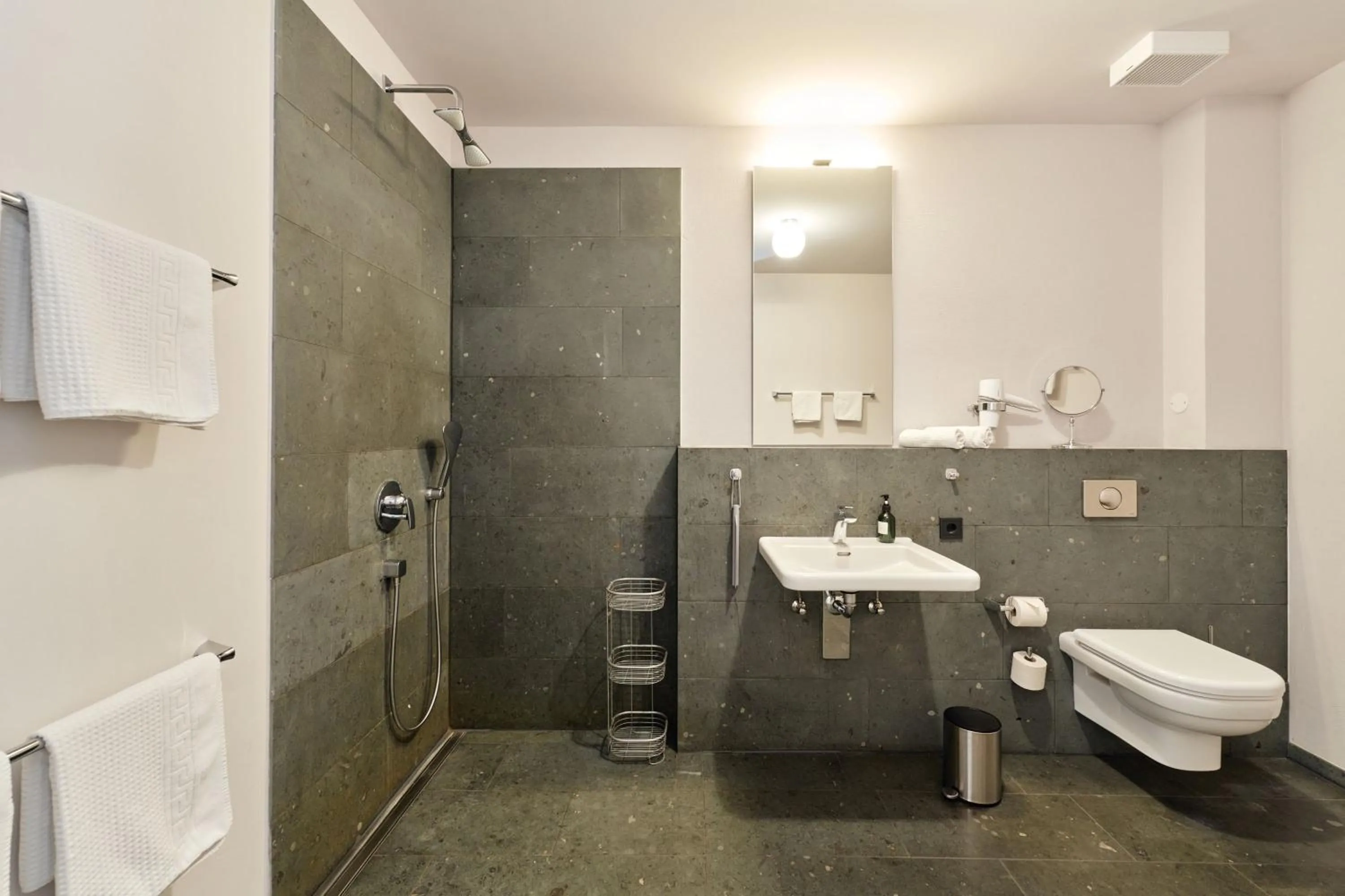 havelblau Ferienlofts - Stilvoll wohnen unmittelbar an der Havel - zentral - Küche - WLAN - Wallbox - Kajaks und Fahrräder vor Ort