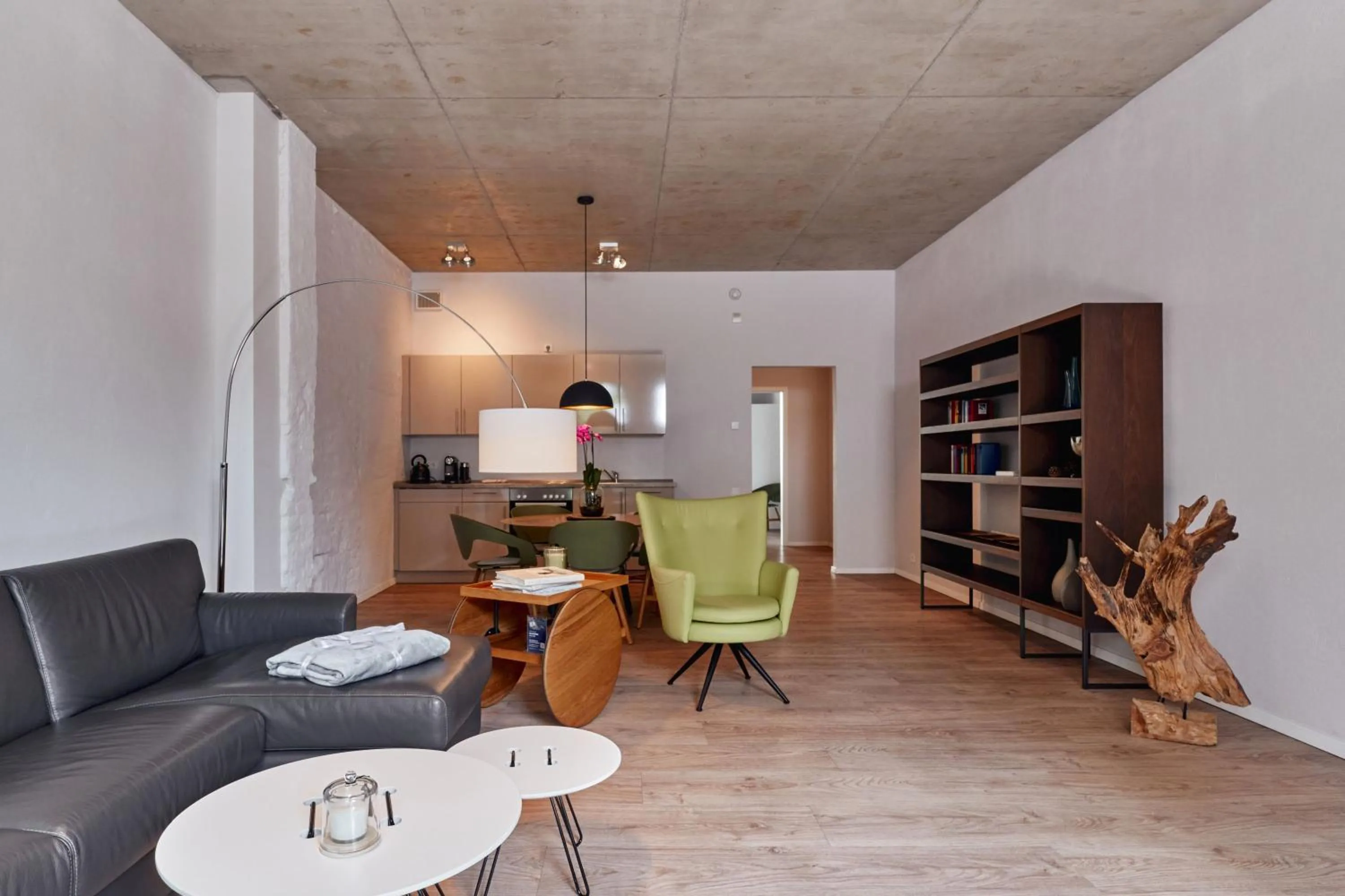havelblau Ferienlofts - Stilvoll wohnen unmittelbar an der Havel - zentral - Küche - WLAN - Wallbox - Kajaks und Fahrräder vor Ort