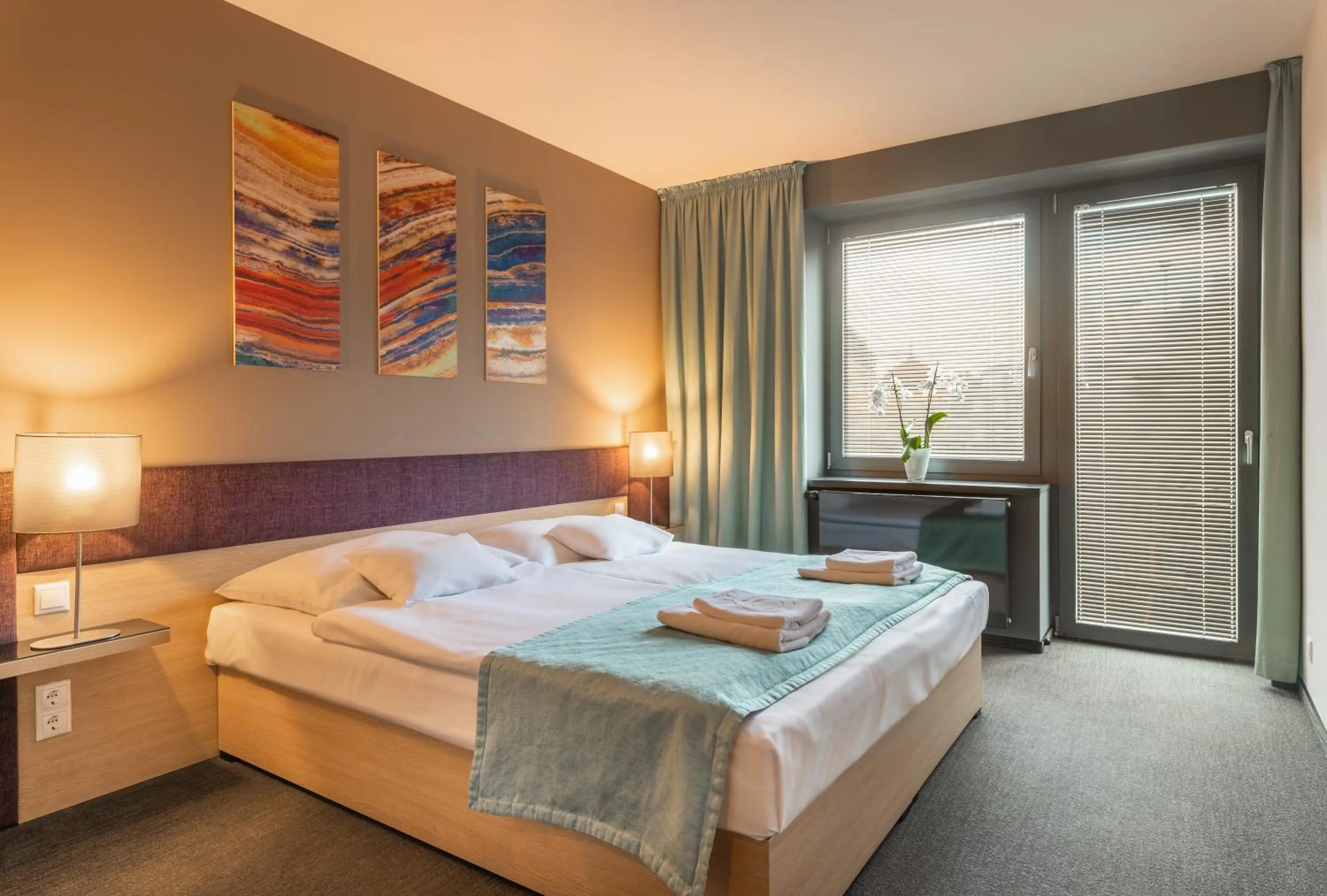 Bedroom, Bed in Onyx Luxury