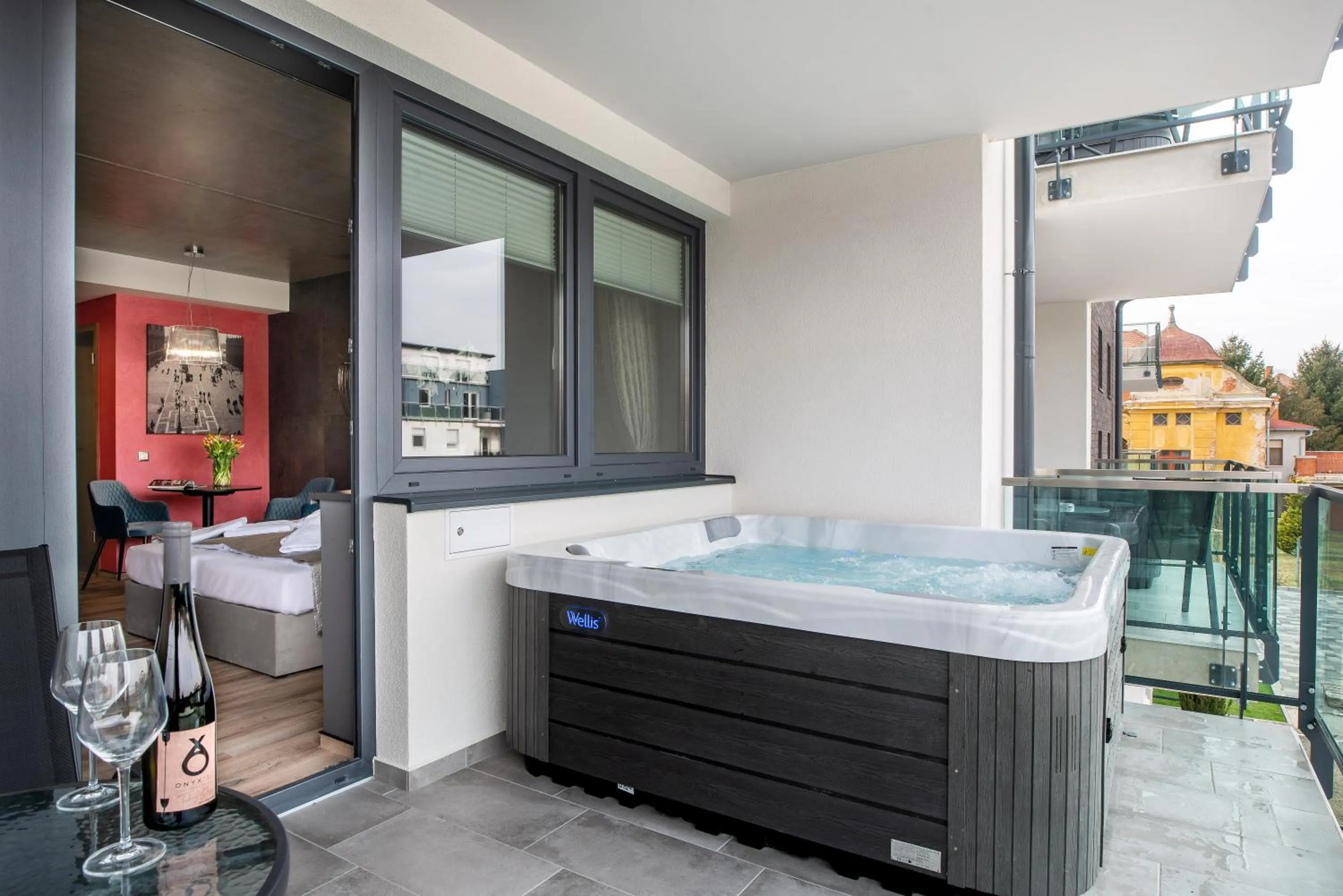 Photo of the whole room in Onyx Luxury