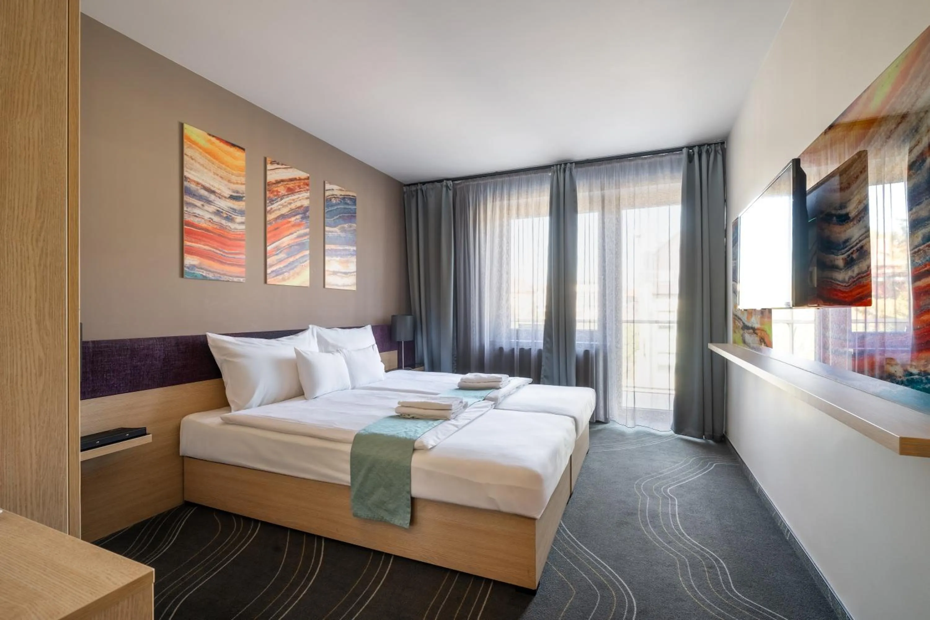 Photo of the whole room, Bed in Onyx Luxury