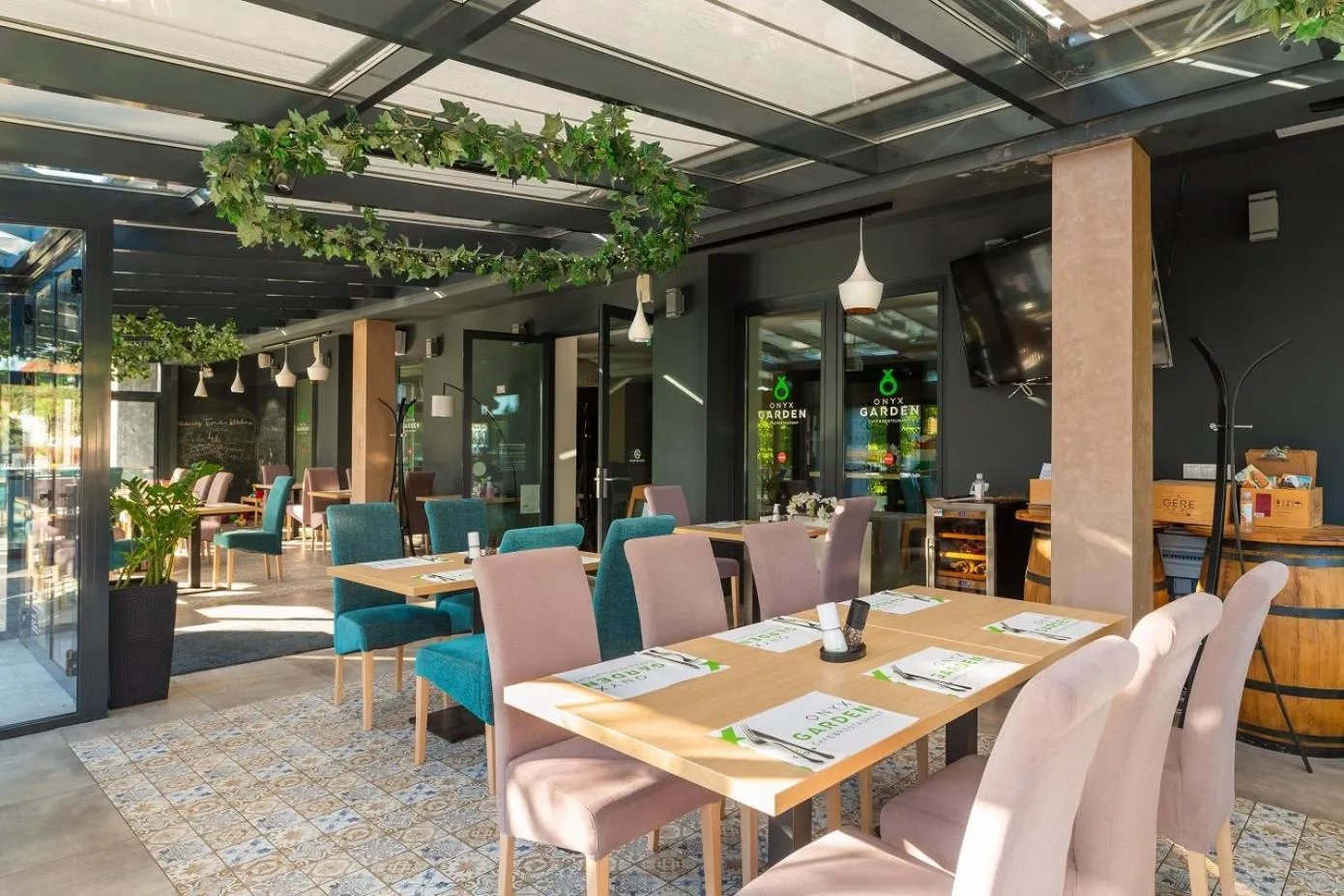 Restaurant/places to eat in Onyx Luxury