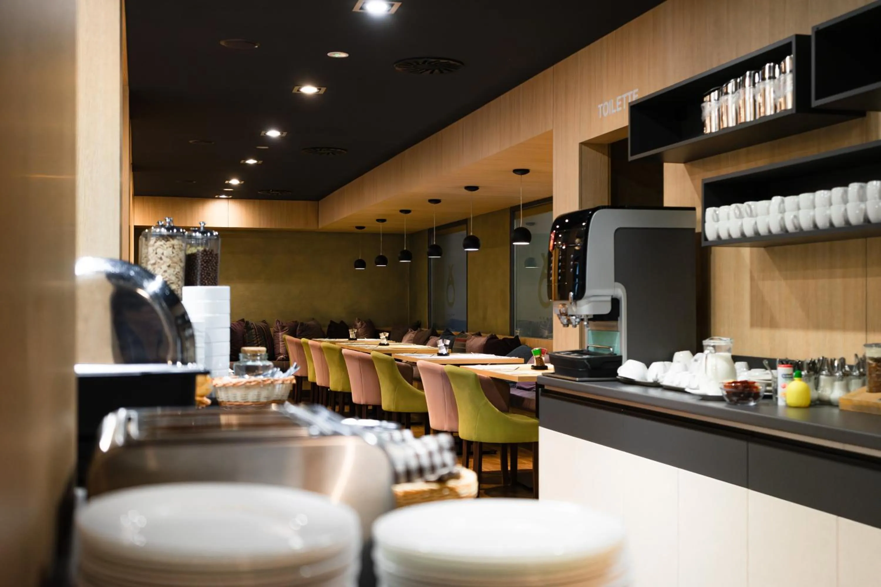 Restaurant/places to eat in Onyx Luxury