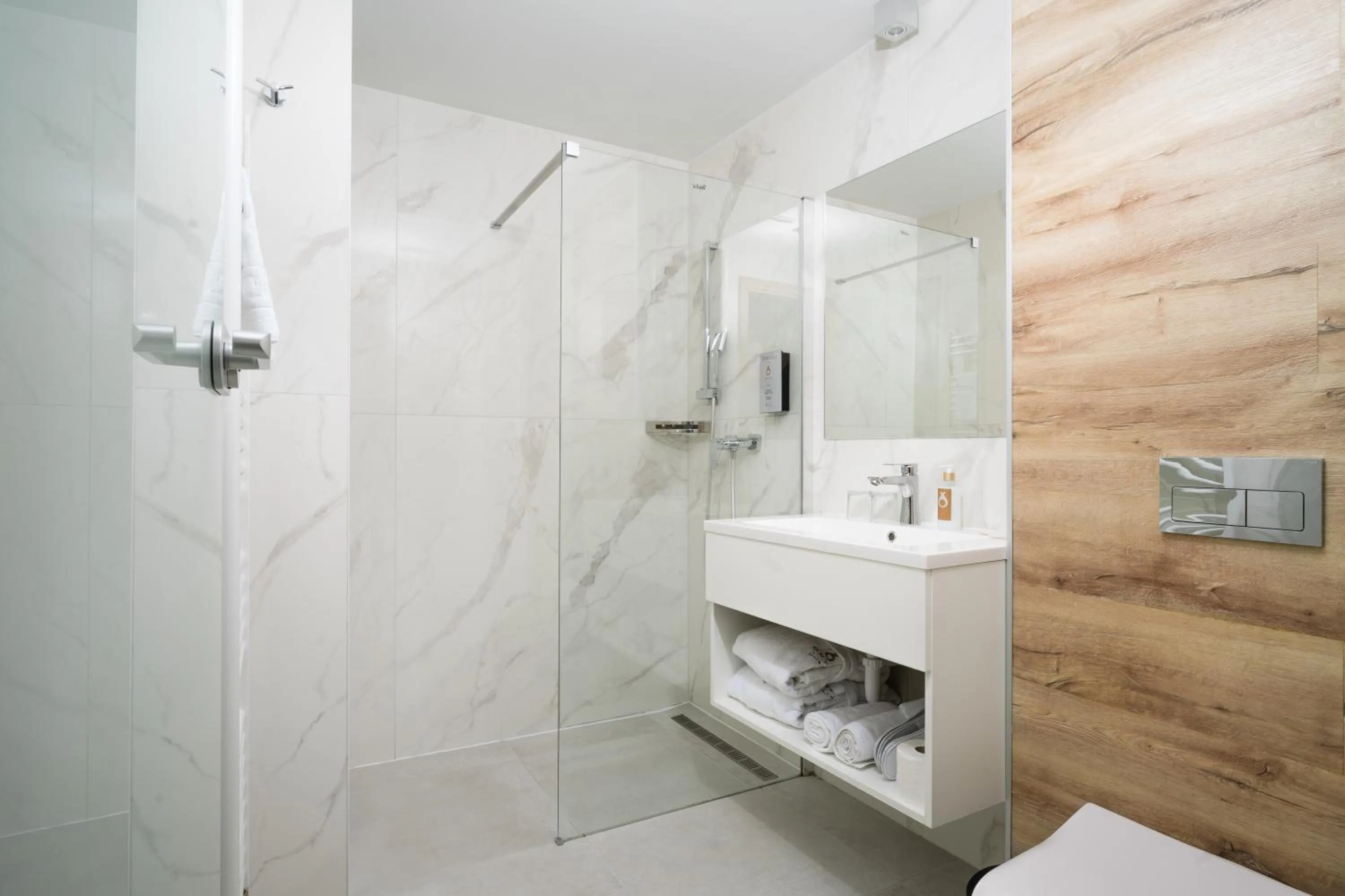 Shower in Onyx Luxury