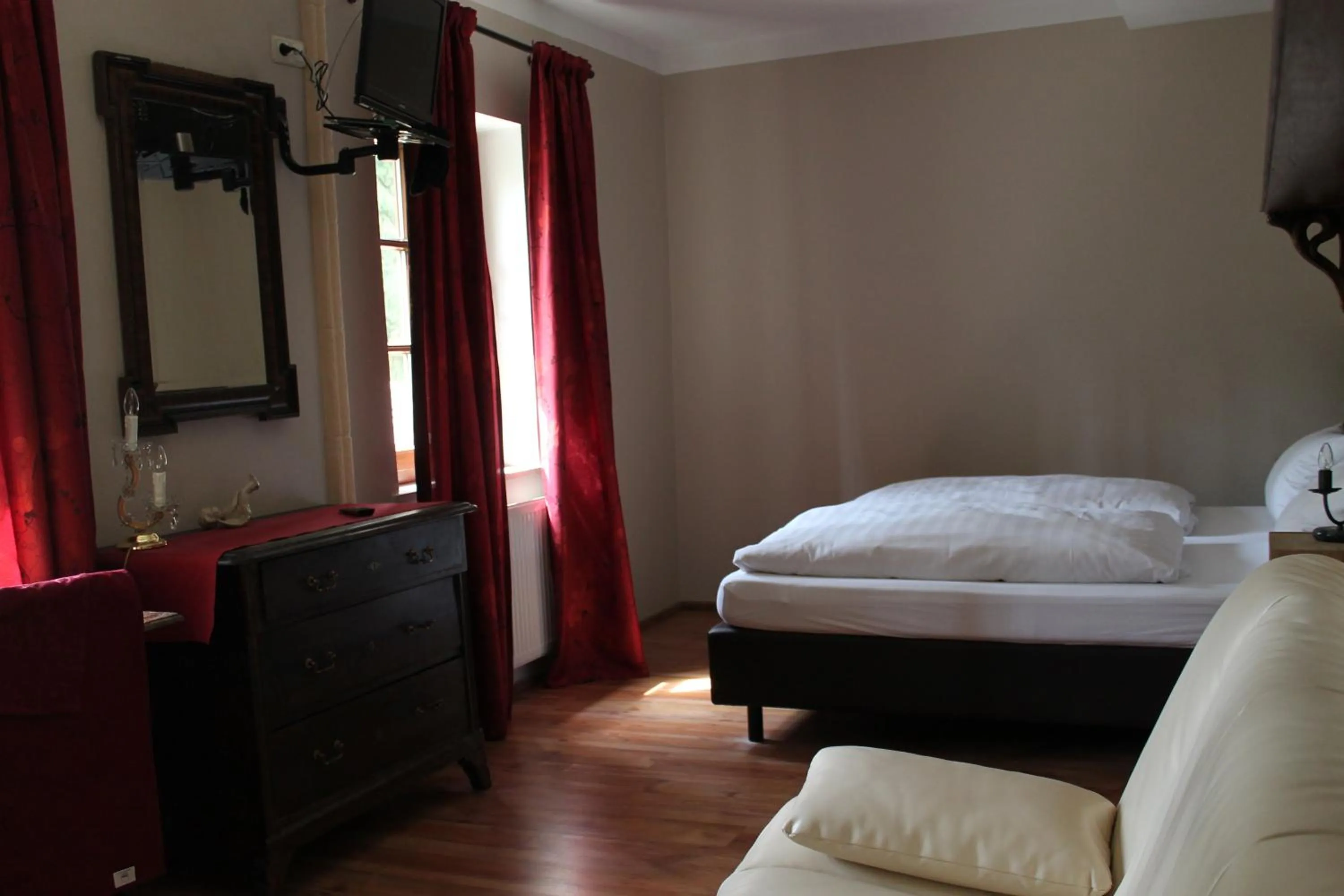 Photo of the whole room, Bed in Landhotel Kahrmühle