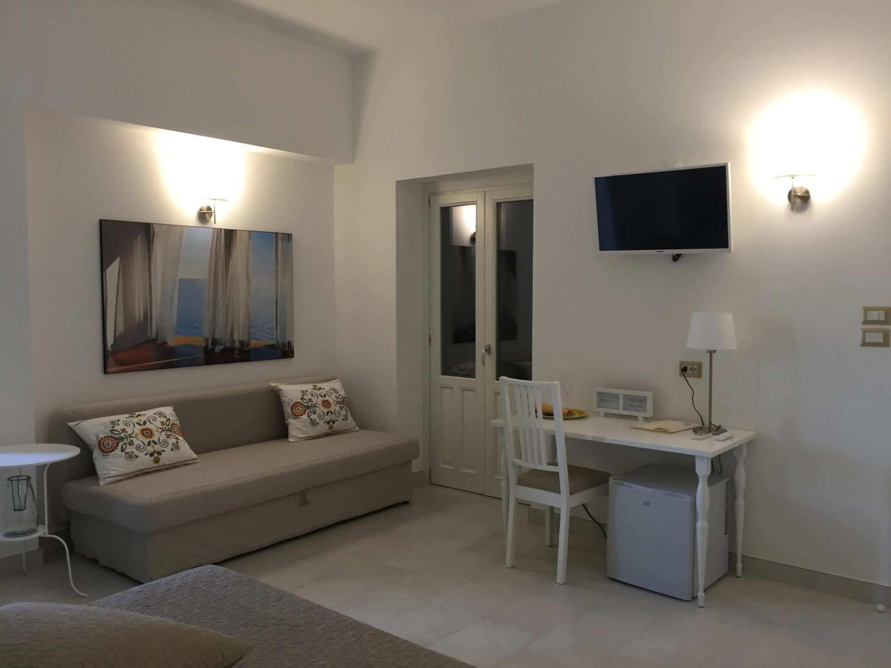 TV and multimedia in Isola Charm B&B - Pool & Nature Stay