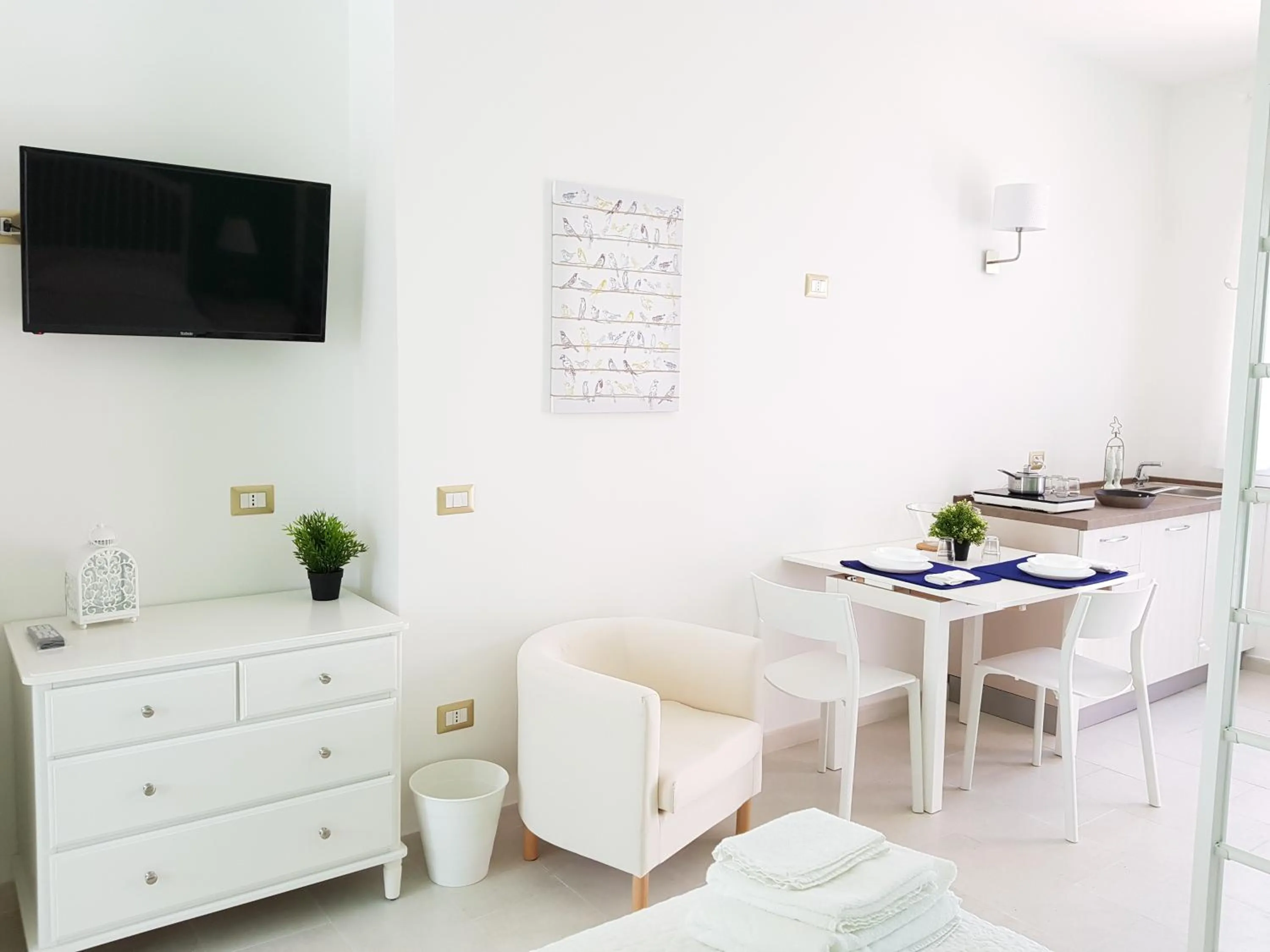 TV and multimedia in Isola Charm B&B - Pool & Nature Stay